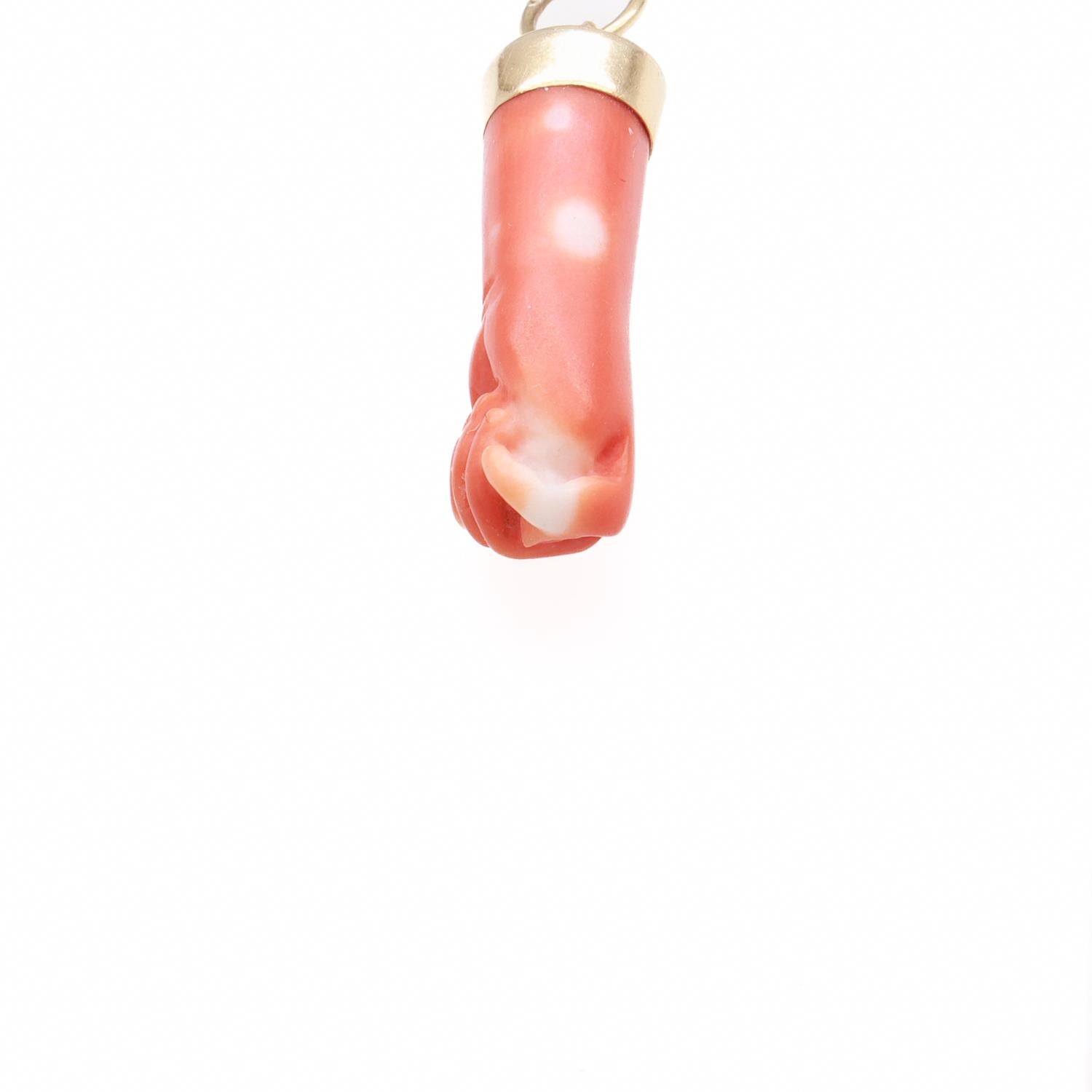 Ciondolo o charm in oro 14K e corallo in stile vittoriano con figura di mano o pugno in vendita 9