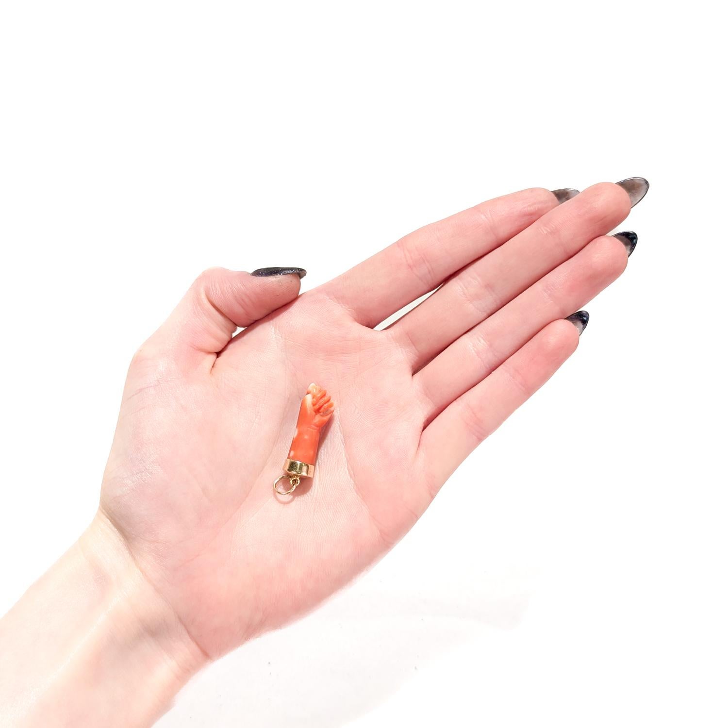 Vittoriano Ciondolo o charm in oro 14K e corallo in stile vittoriano con figura di mano o pugno in vendita