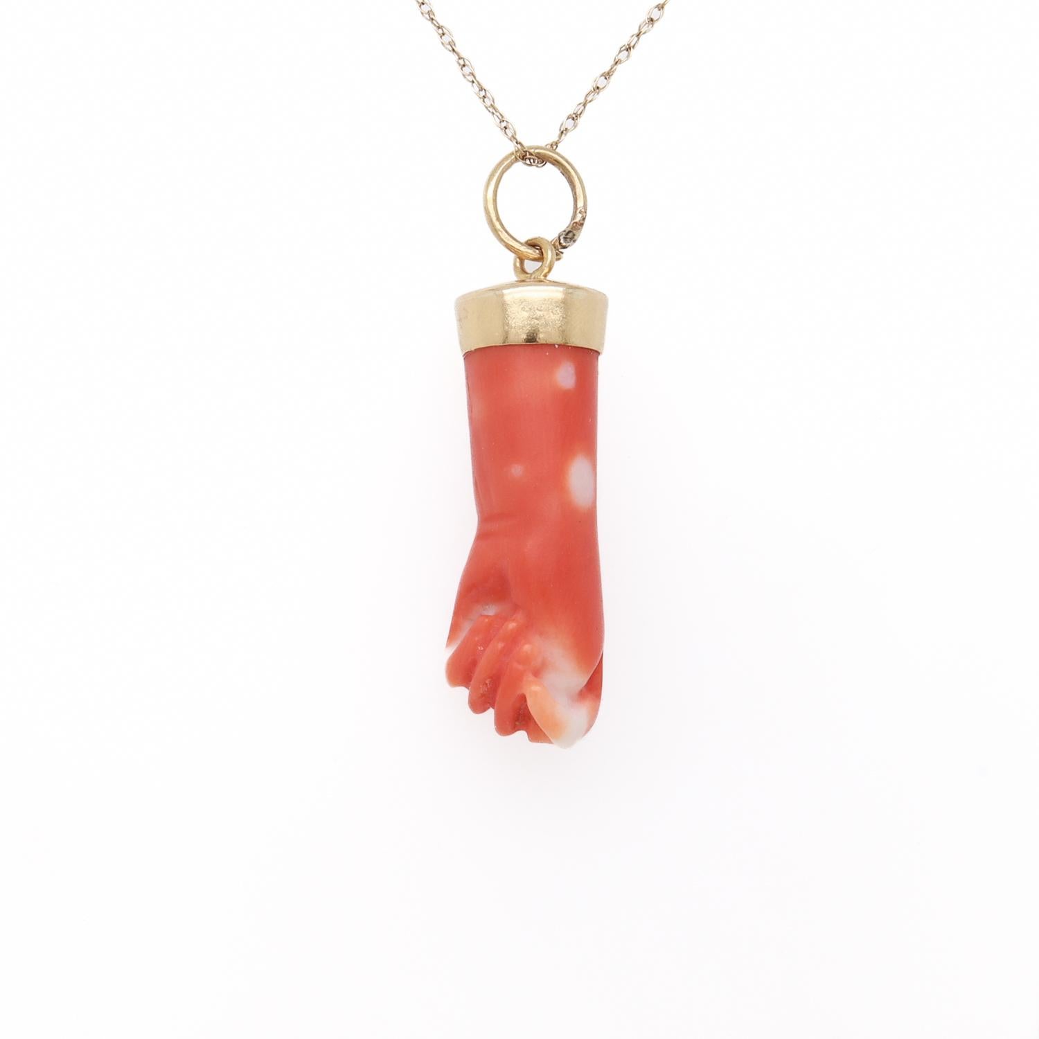 Ciondolo o charm in oro 14K e corallo in stile vittoriano con figura di mano o pugno In condizioni buone in vendita a Philadelphia, PA