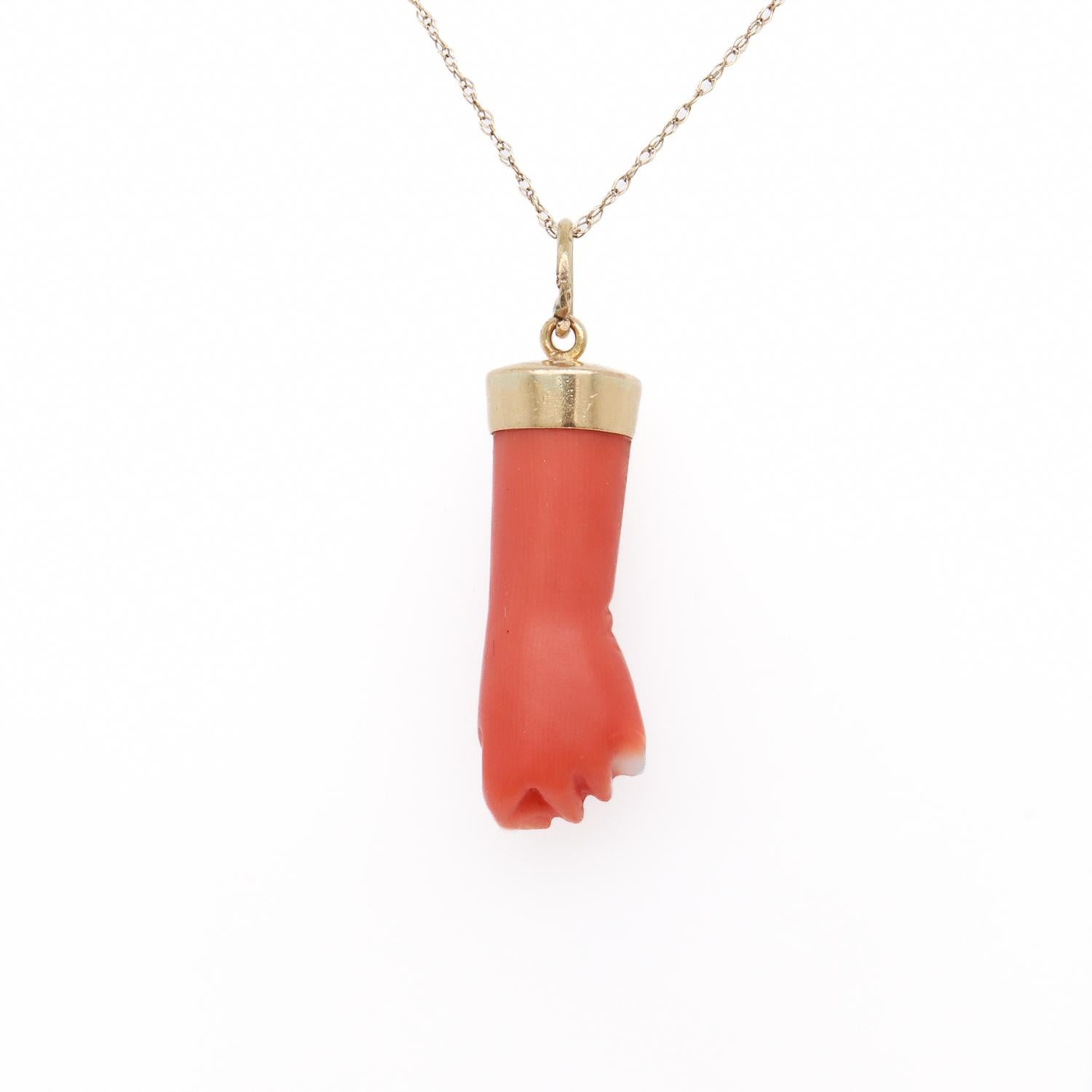 Ciondolo o charm in oro 14K e corallo in stile vittoriano con figura di mano o pugno in vendita 1