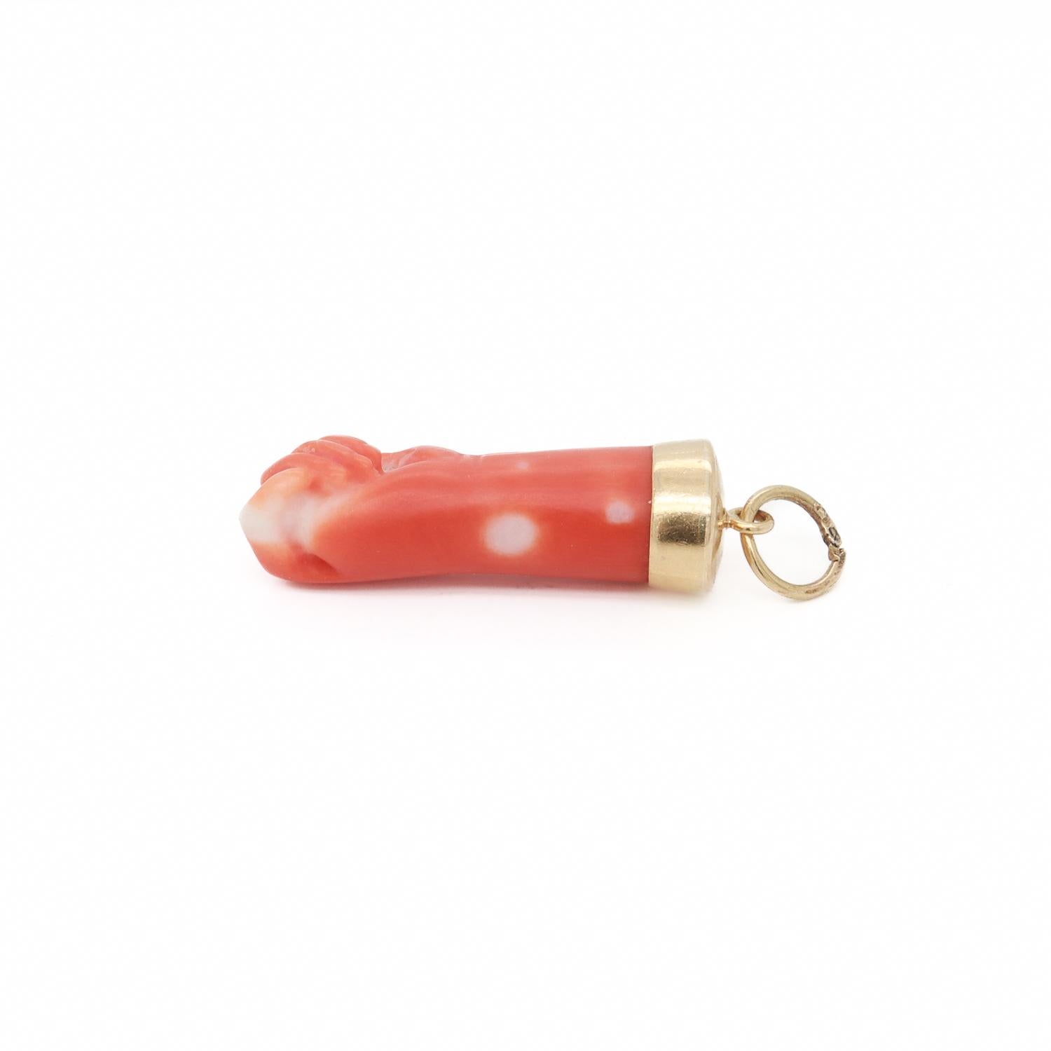 Ciondolo o charm in oro 14K e corallo in stile vittoriano con figura di mano o pugno in vendita 3