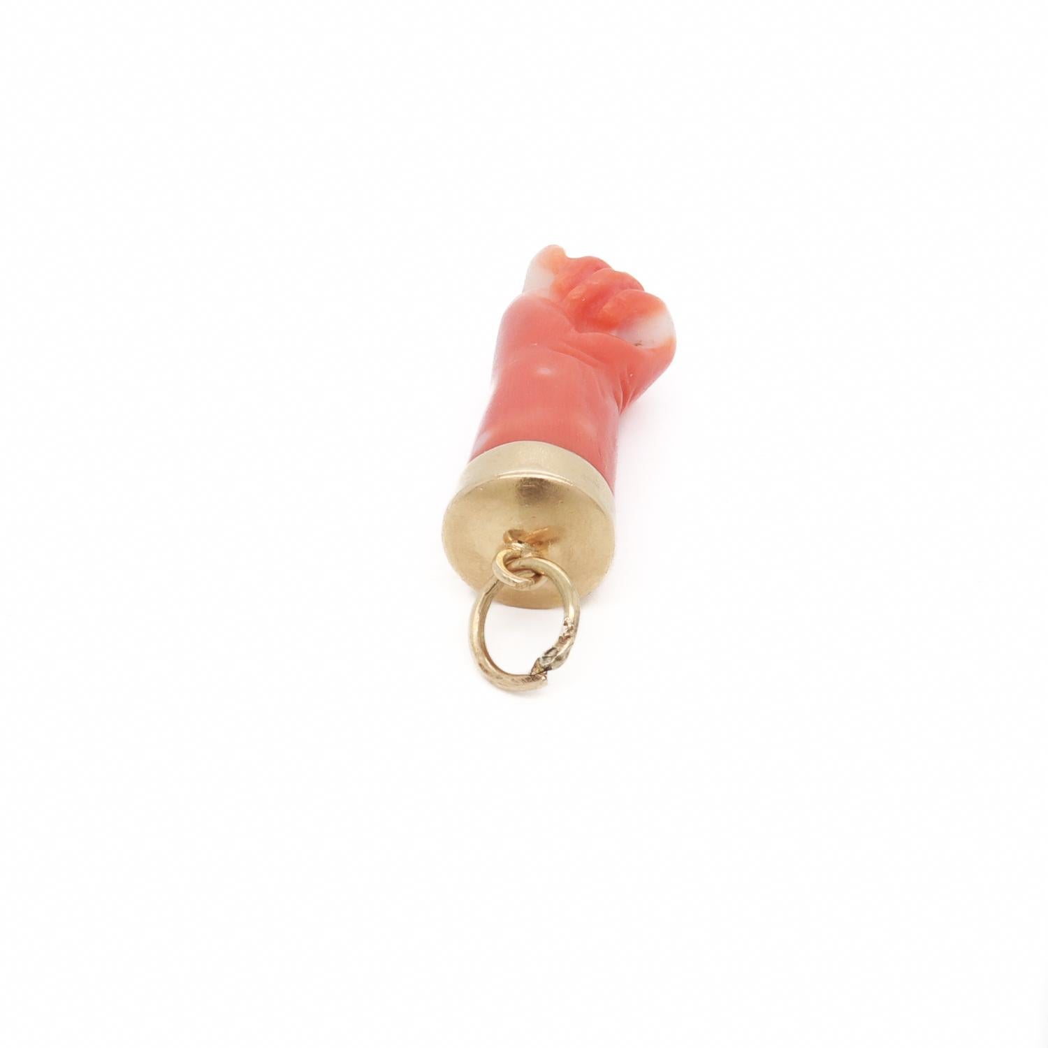 Ciondolo o charm in oro 14K e corallo in stile vittoriano con figura di mano o pugno in vendita 4