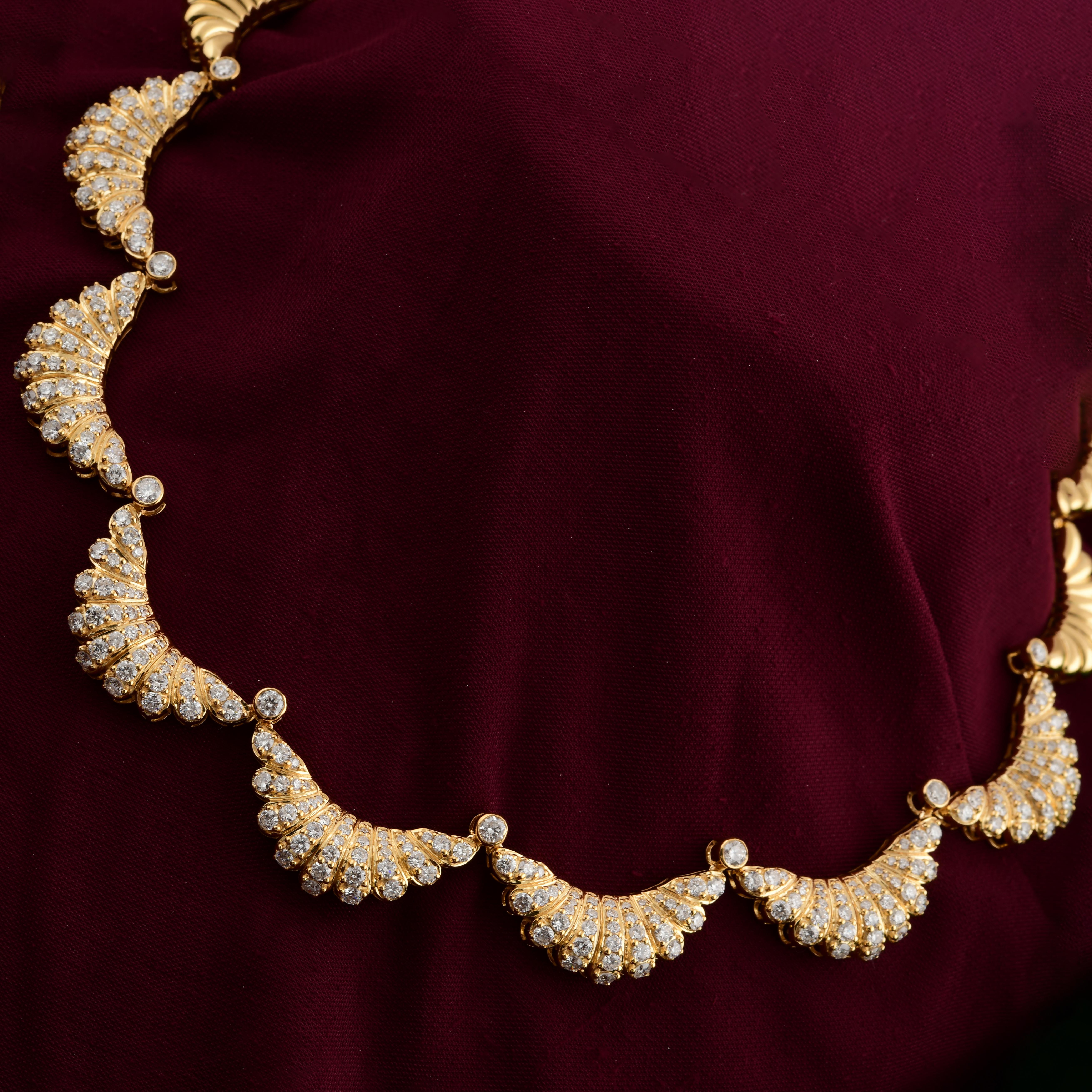 Collana girocollo con diamanti in oro 14K Croissant 6.96Ct Regalo per la nonna Tutta la tariffa pagata 
Questa collana presenta un motivo ripetuto di segmenti d'oro a forma di croissant, che passa gradualmente a scintillanti diamanti incastonati.
