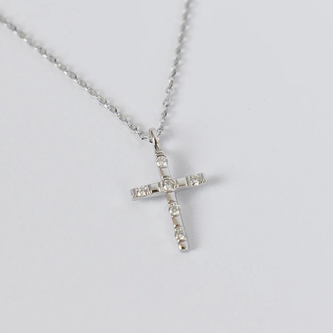 Taille ronde Collier pendentif croix de Jésus en or 14 carats avec pendentif religieux en vente