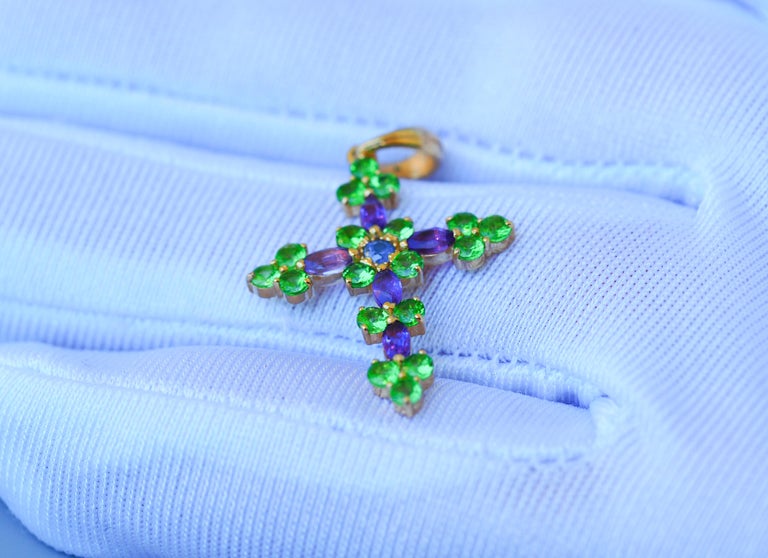 14k Gold Cross Pendant with Colored Stones: Amethysts and Tsavorites In New Condition For Sale In Istanbul, TR