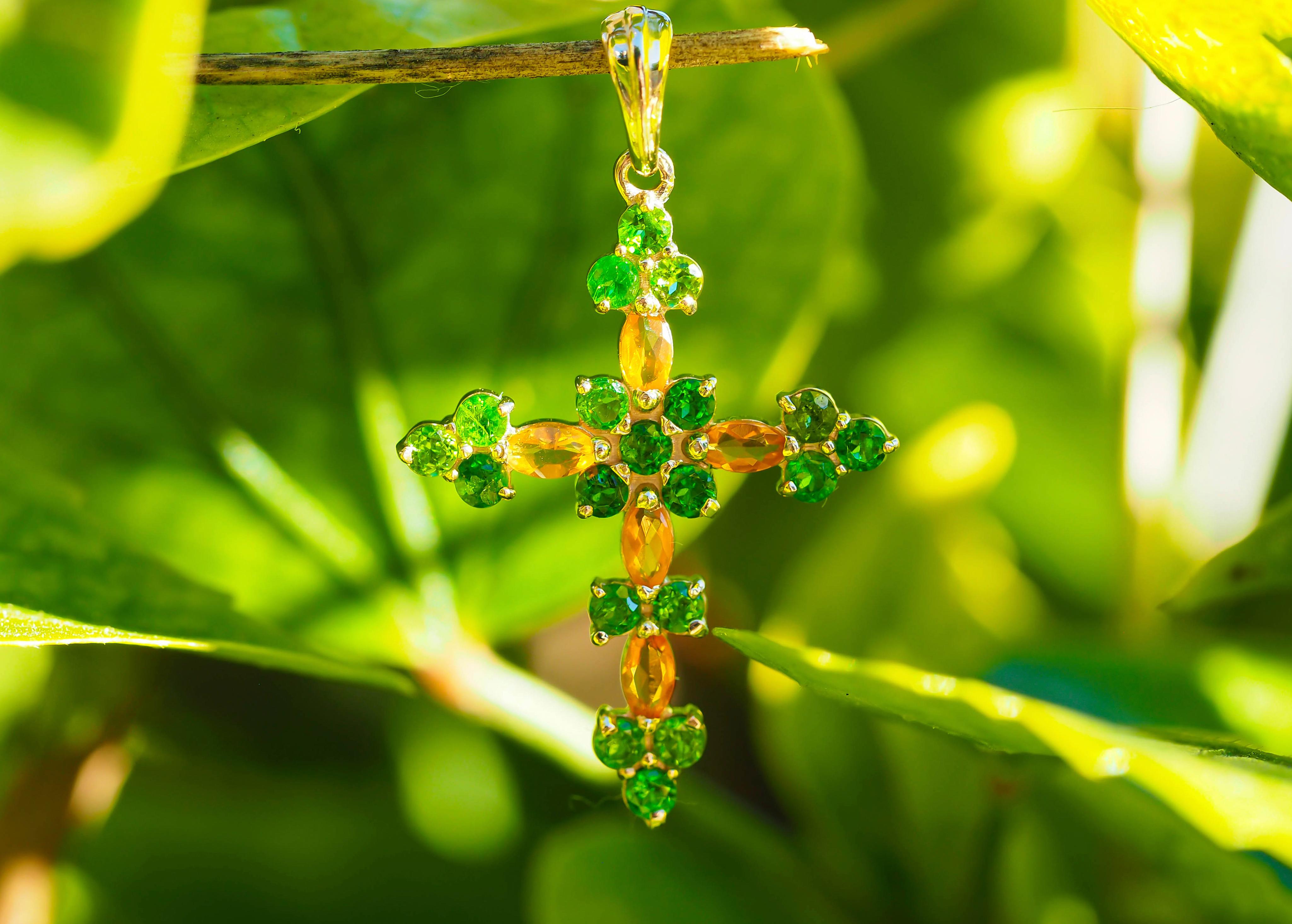 Cross pendant with colored stones: natural fire opals and tsavorite (green garnet).
Weight: 1.9 g.
Gold: 14kt solid yellow gold
Size: 31 x 19 mm.
Natural stones:
1. Tsavorite garnet: round cut, green color, transparent, approx 0.50 ct (18 pieces