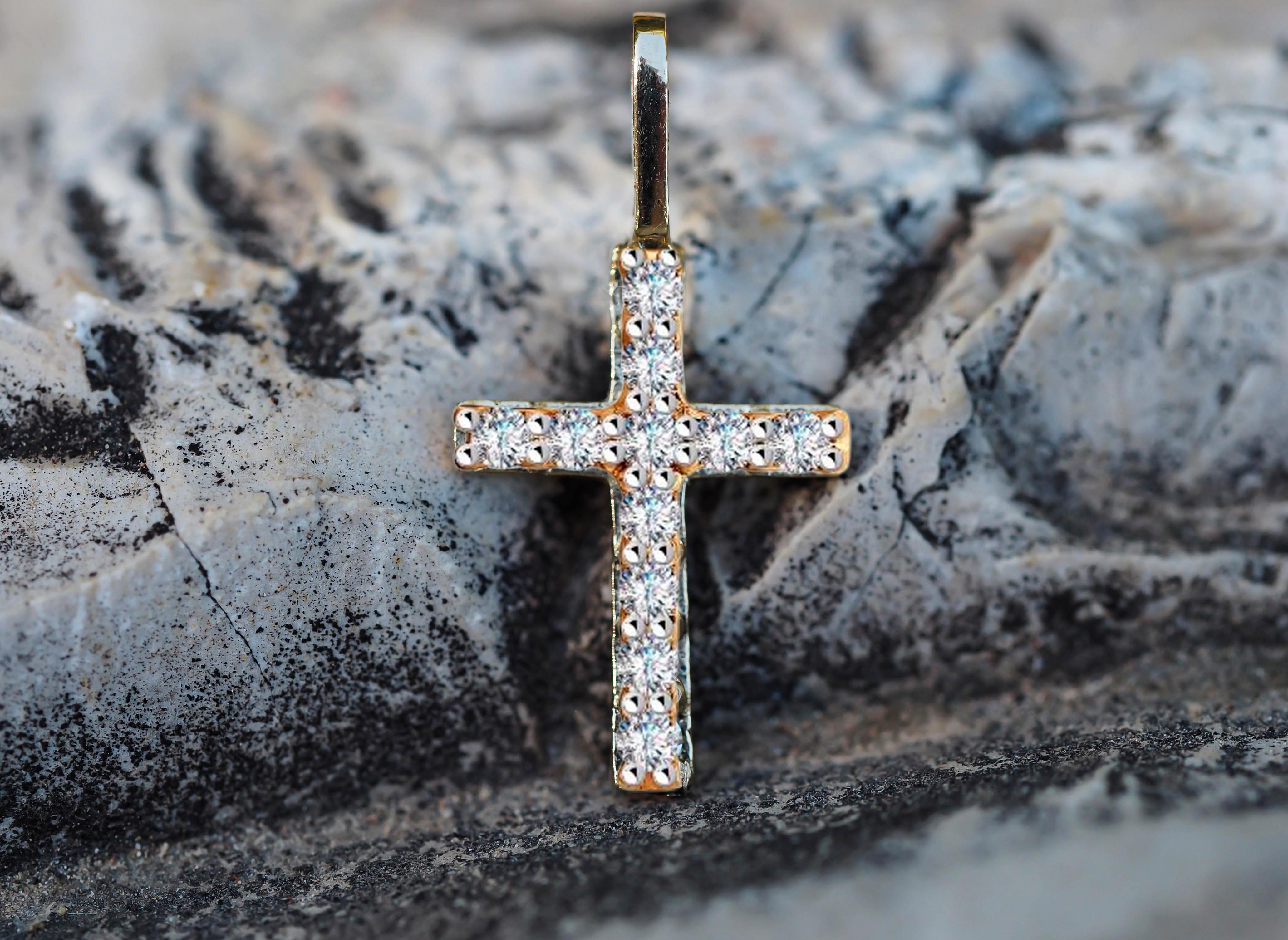 14k Gold cross pendant with diamonds. Religious Cross Necklace pendant. Sipmle cross pendant. Tiny cross charm.

Weight: 1 g.
Gold - 14k
Size -  20x12 mm.

Stones:
Diamonds 11 pieces, G/VS, round brilliant cut, 11x0.01=0.11 ct.

 
💍Pendant will be