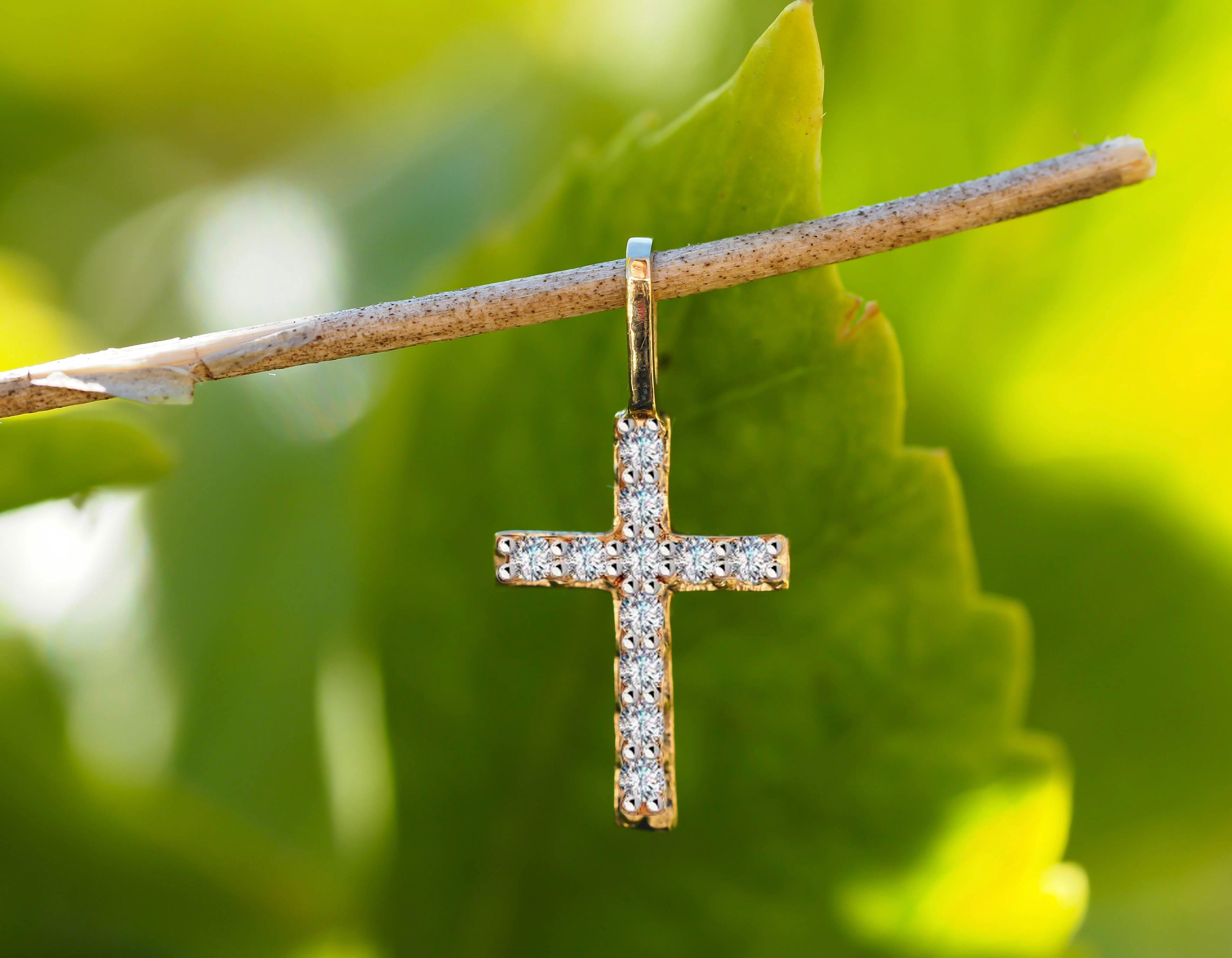 Round Cut 14k Gold cross pendant with diamonds For Sale