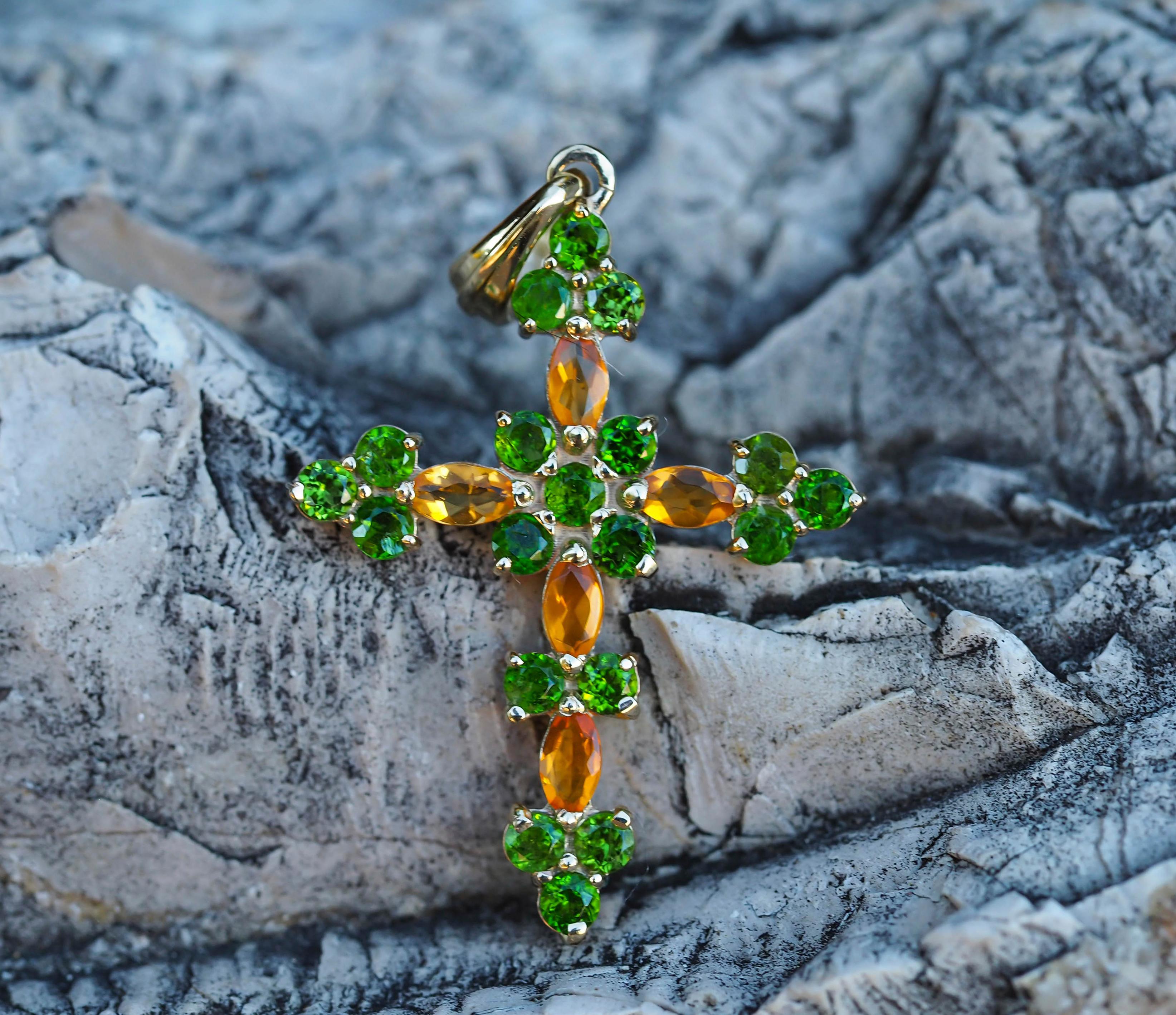 14 kt solid gold Cross pendant with natural opals and chrome diopsides. October birthstone.
Metal: 14kt solid gold
Pendant size: 31.5 x 19.3 mm.
Weight: 1.9 g.

Gemstones:
Natural opals: 5 pieces, weight - 0.70 ct total (0.14 ct x 5 pieces)
Marquise