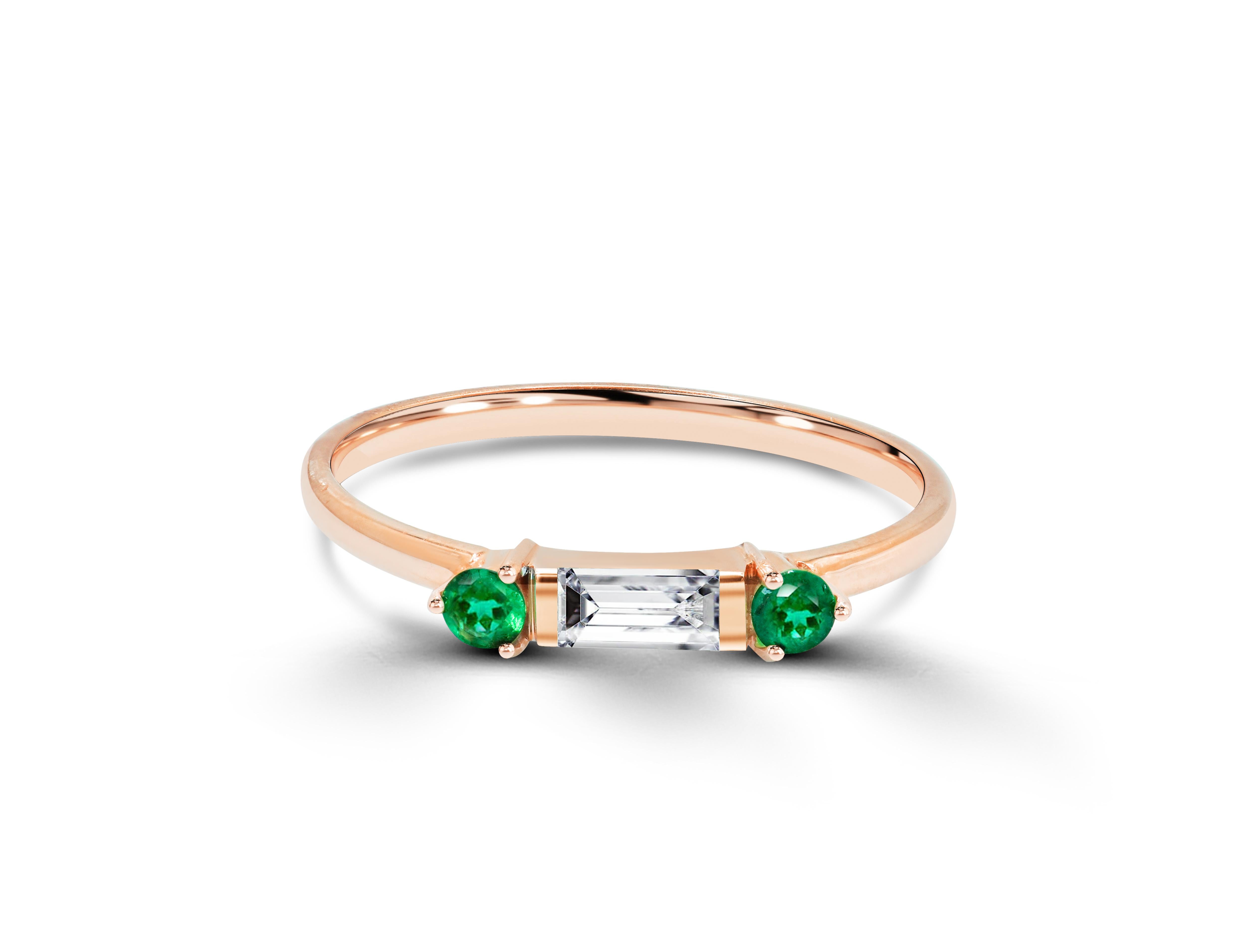 Im Angebot: 14 Karat Gold Dainty Baguette-Diamantring mit Smaragd Minimal () 2