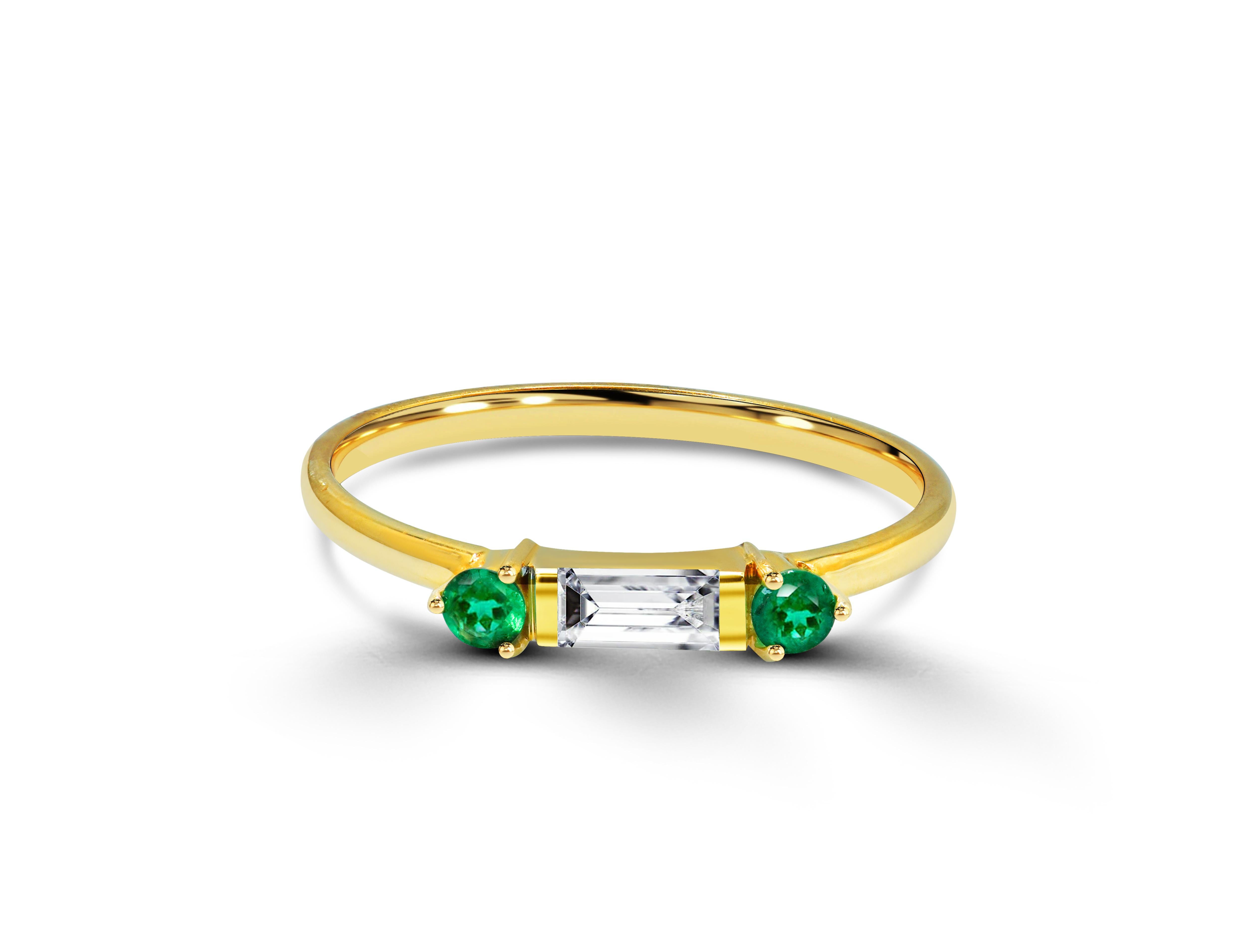 Im Angebot: 14 Karat Gold Dainty Baguette-Diamantring mit Smaragd Minimal () 3
