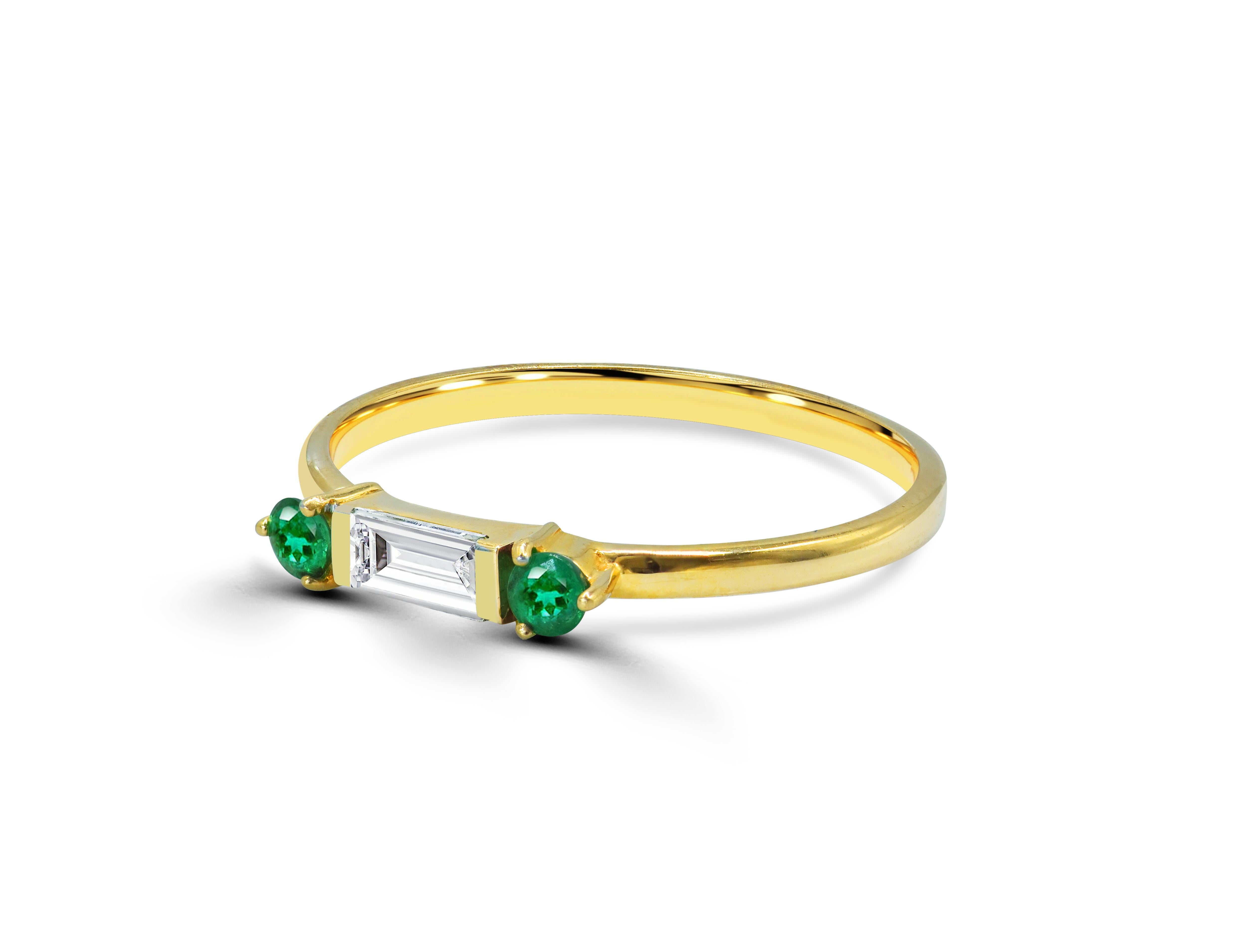 Im Angebot: 14 Karat Gold Dainty Baguette-Diamantring mit Smaragd Minimal () 5