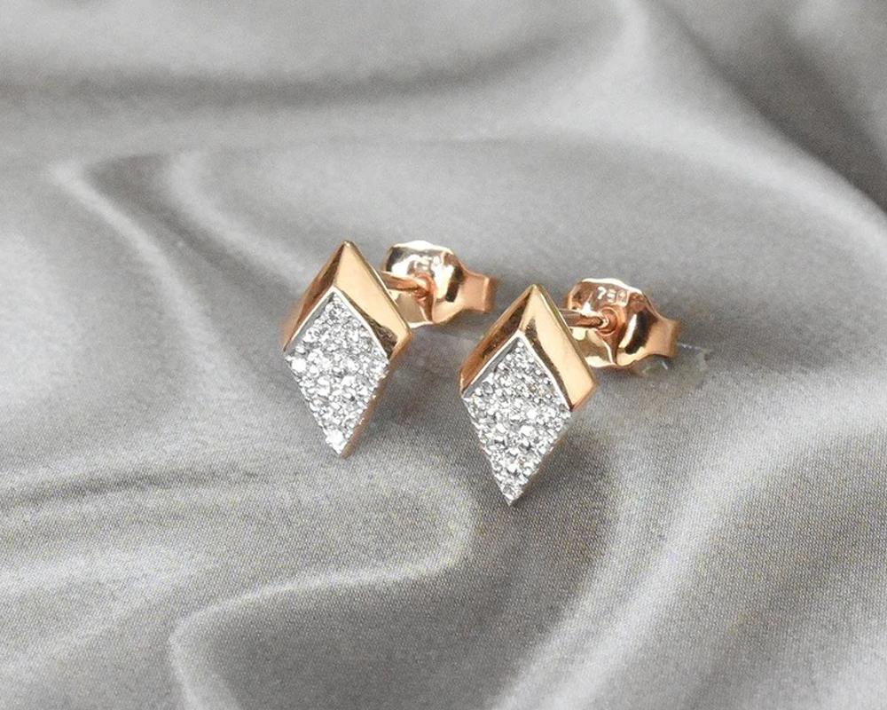14k Gold Dainty Diamond Cluster Stud Earrings Arrow Diamond Studs In New Condition For Sale In Bangkok, TH