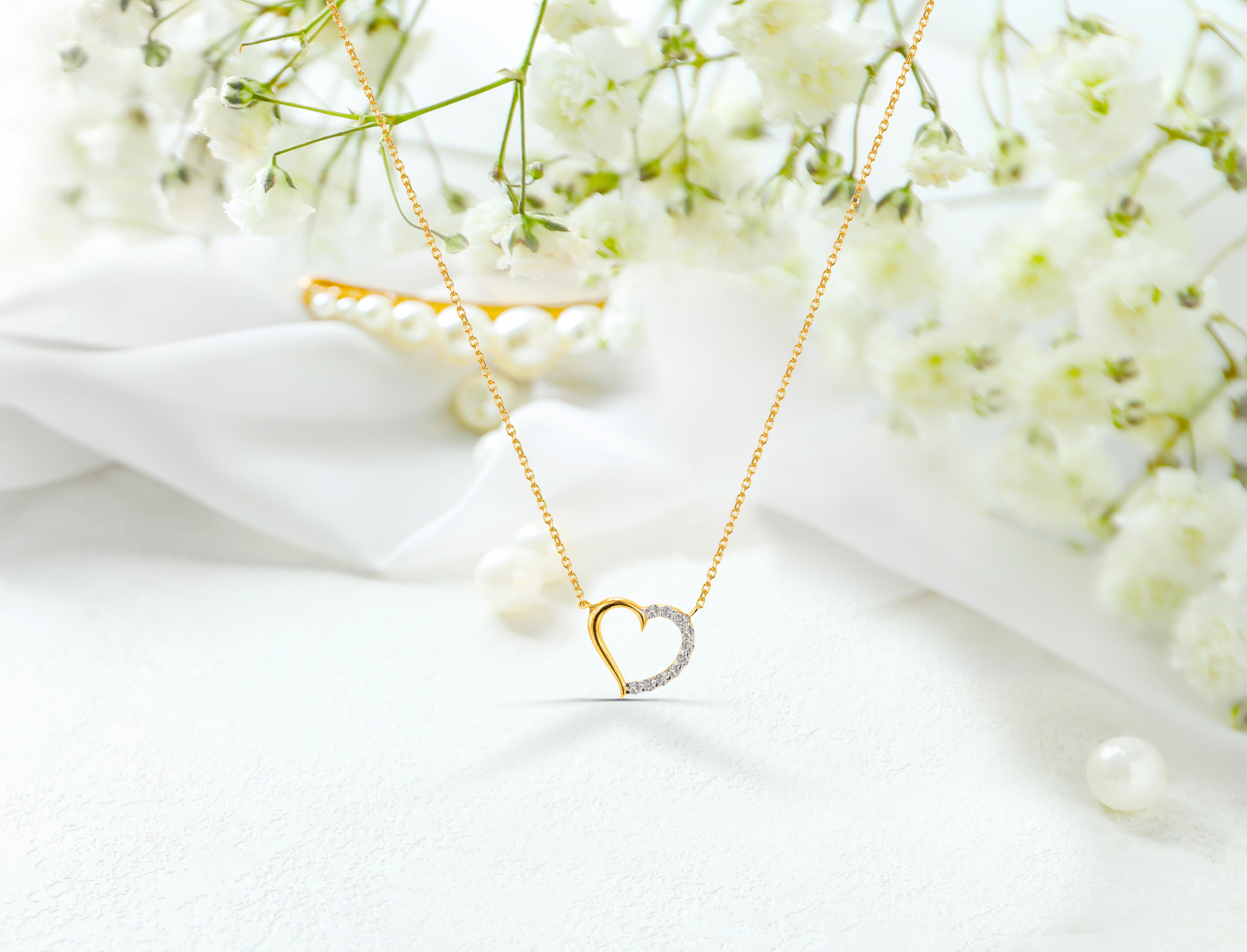 14k Gold Dainty Gold Diamond Heart Necklace VS Natural Round Diamond For Sale 1