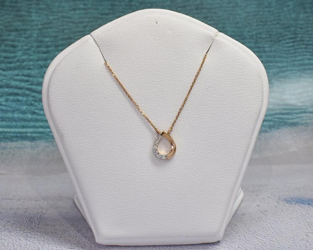 Dainty Teardrop Necklace is made of 14k solid gold adorn with sparkly white natural diamonds of 0.06ct.
Available in three colors of gold: Rose Gold / White Gold / Yellow Gold.

A Simple necklace with thin gold chain perfect for wearing everyday it