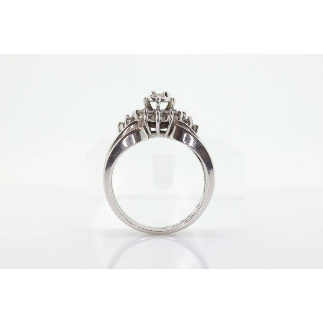 Taglio rotondo Anello con margherita in oro 14k. Anello HALO con diamante rotondo a raggiera a stella. in vendita