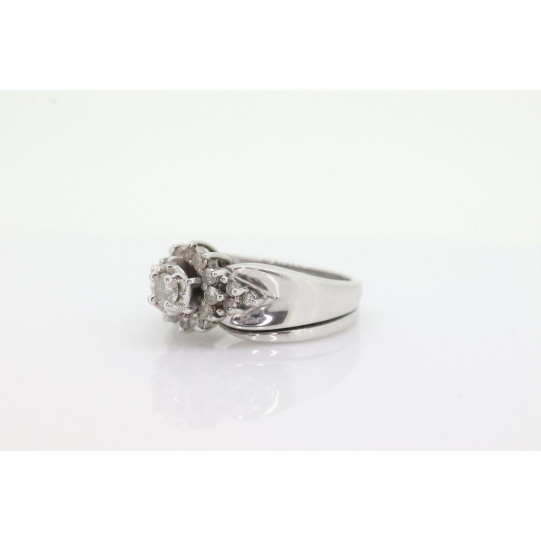 Anello con margherita in oro 14k. Anello HALO con diamante rotondo a raggiera a stella. In condizioni buone in vendita a Port Charlotte, FL