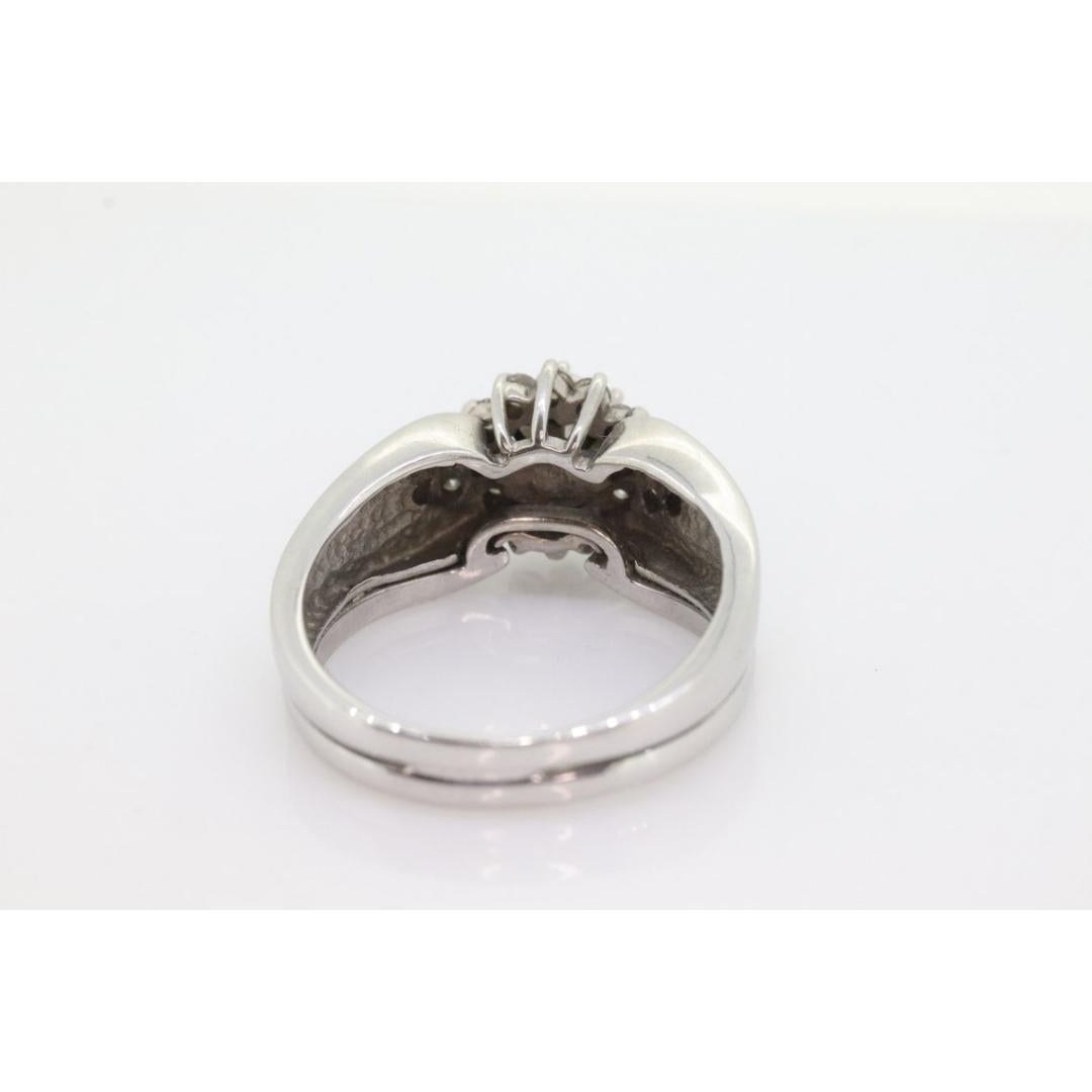 Anello con margherita in oro 14k. Anello HALO con diamante rotondo a raggiera a stella. in vendita 1