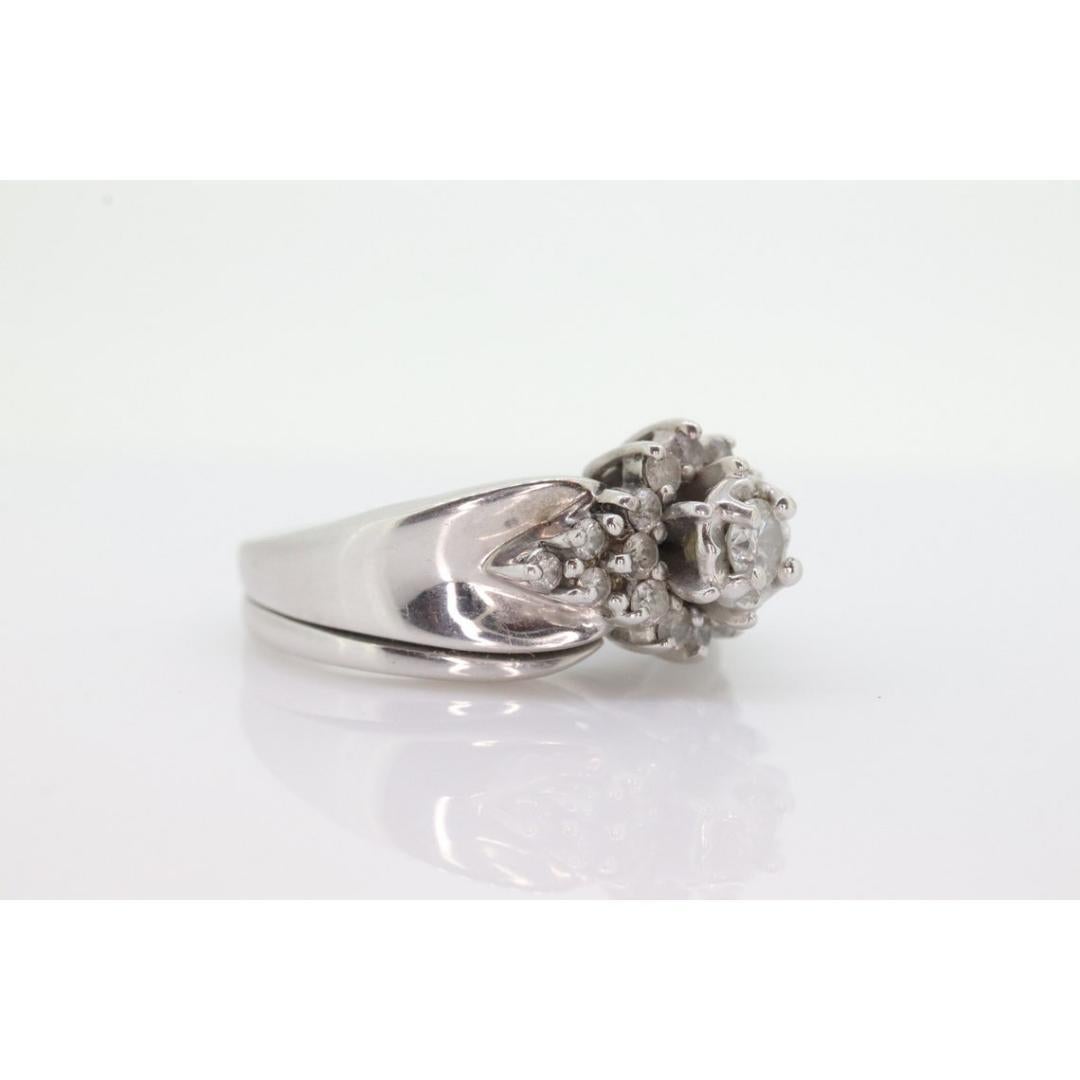 Anello con margherita in oro 14k. Anello HALO con diamante rotondo a raggiera a stella. in vendita 2