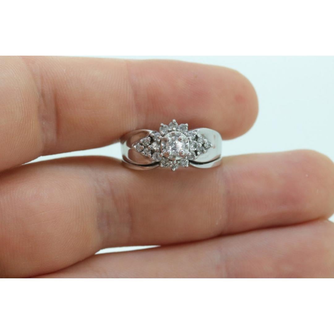 Anello con margherita in oro 14k. Anello HALO con diamante rotondo a raggiera a stella. in vendita 3