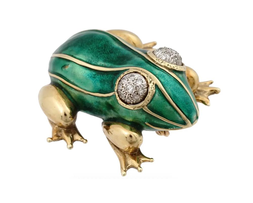 Broche en or 14 carats en forme de figurine, réalisée à la manière de David Webb. La broche est en forme de grenouille, recouverte d'émail dans une teinte vert émeraude. L'objet est orné d'yeux en diamant. Marqué d'un poinçon d'or standard. David