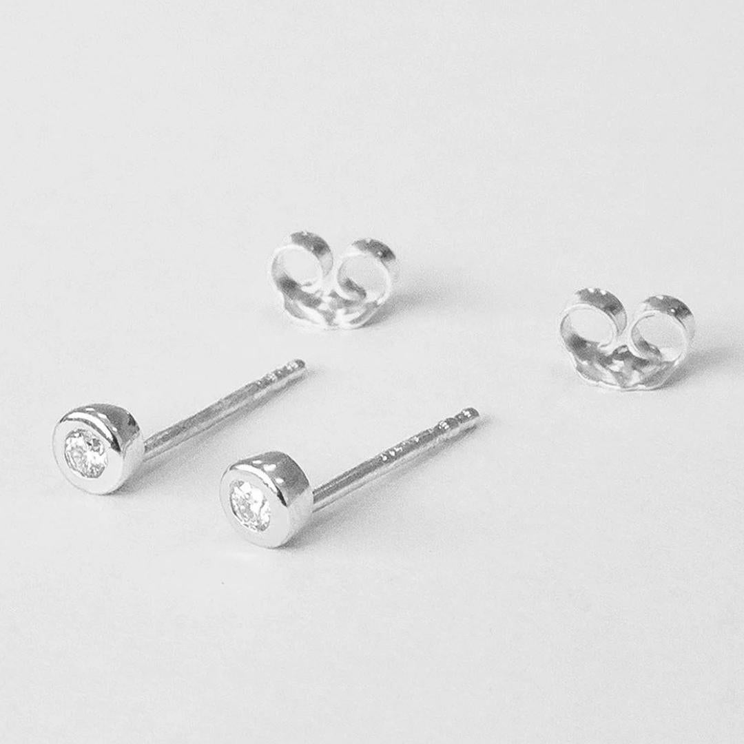 Taille ronde Clous d'oreilles en or 14 carats serties de diamants de 2,0 mm de taille  Dainty Diamond  en vente