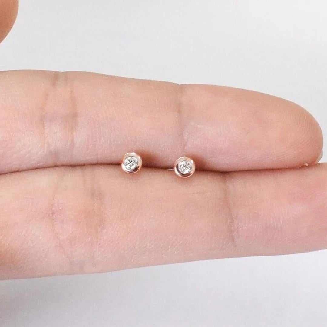 Clous d'oreilles en or 14 carats serties de diamants de 2,0 mm de taille  Dainty Diamond  en vente 2