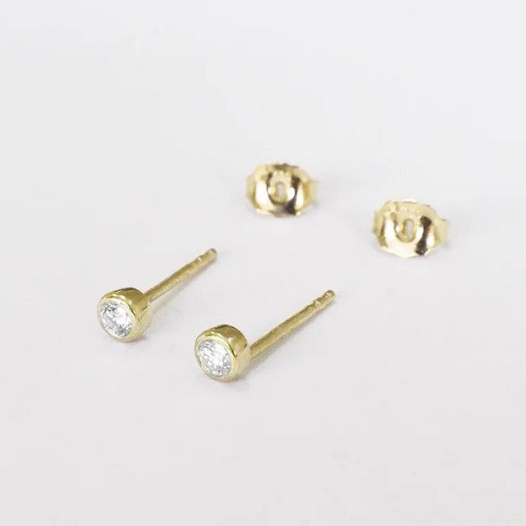 Moderne Clous d'oreilles en or 14 carats avec diamants de 2,5 mm et diamants taille  Dainty  sertis sur le chaton en vente