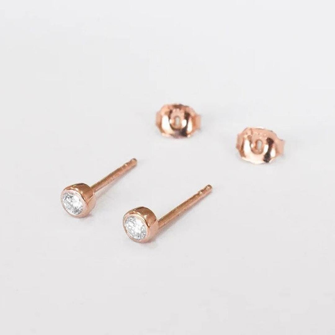 Taille ronde Clous d'oreilles en or 14 carats avec diamants de 2,5 mm et diamants taille  Dainty  sertis sur le chaton en vente