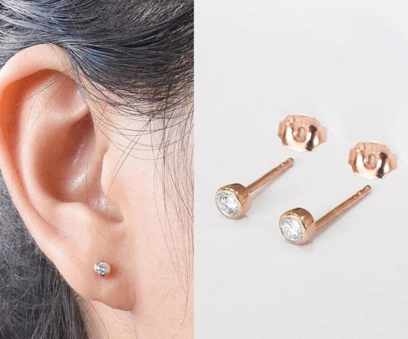Modern 14k Gold Diamond 2.5 mm Dainty Diamond Stud Earrings Bezel Set Diamond Earrings For Sale