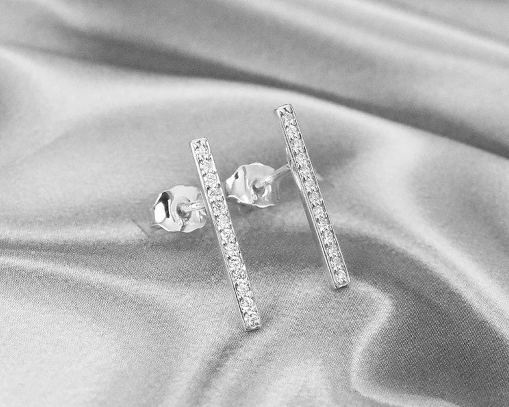 Moderne Longues boucles d'oreilles en or 14 carats avec barre de diamants 26 pièces en vente