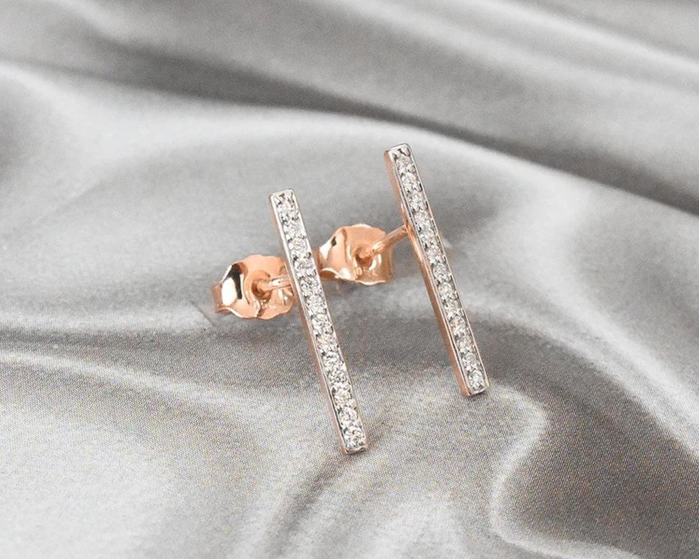 Taille ronde Longues boucles d'oreilles en or 14 carats avec barre de diamants 26 pièces en vente