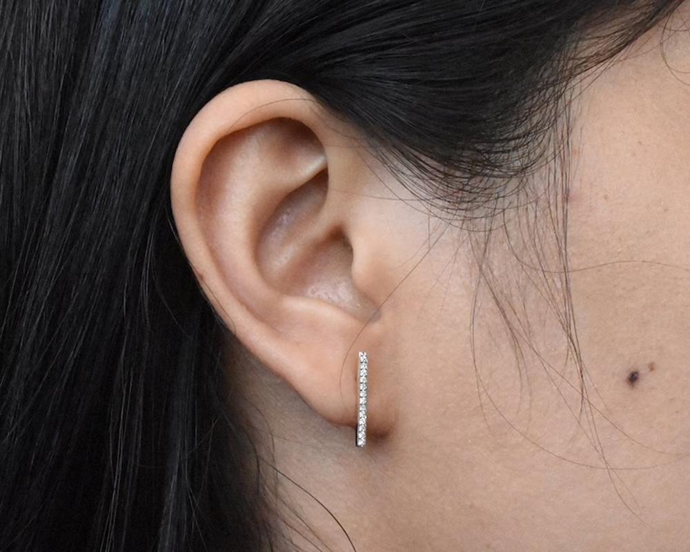 Longues boucles d'oreilles en or 14 carats avec barre de diamants 26 pièces Neuf - En vente à Bangkok, TH