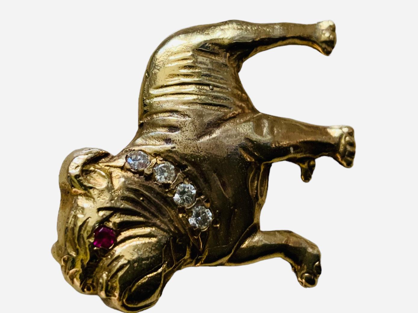 Taille ronde Broche bulldog en or 14 carats, diamants et rubis  en vente