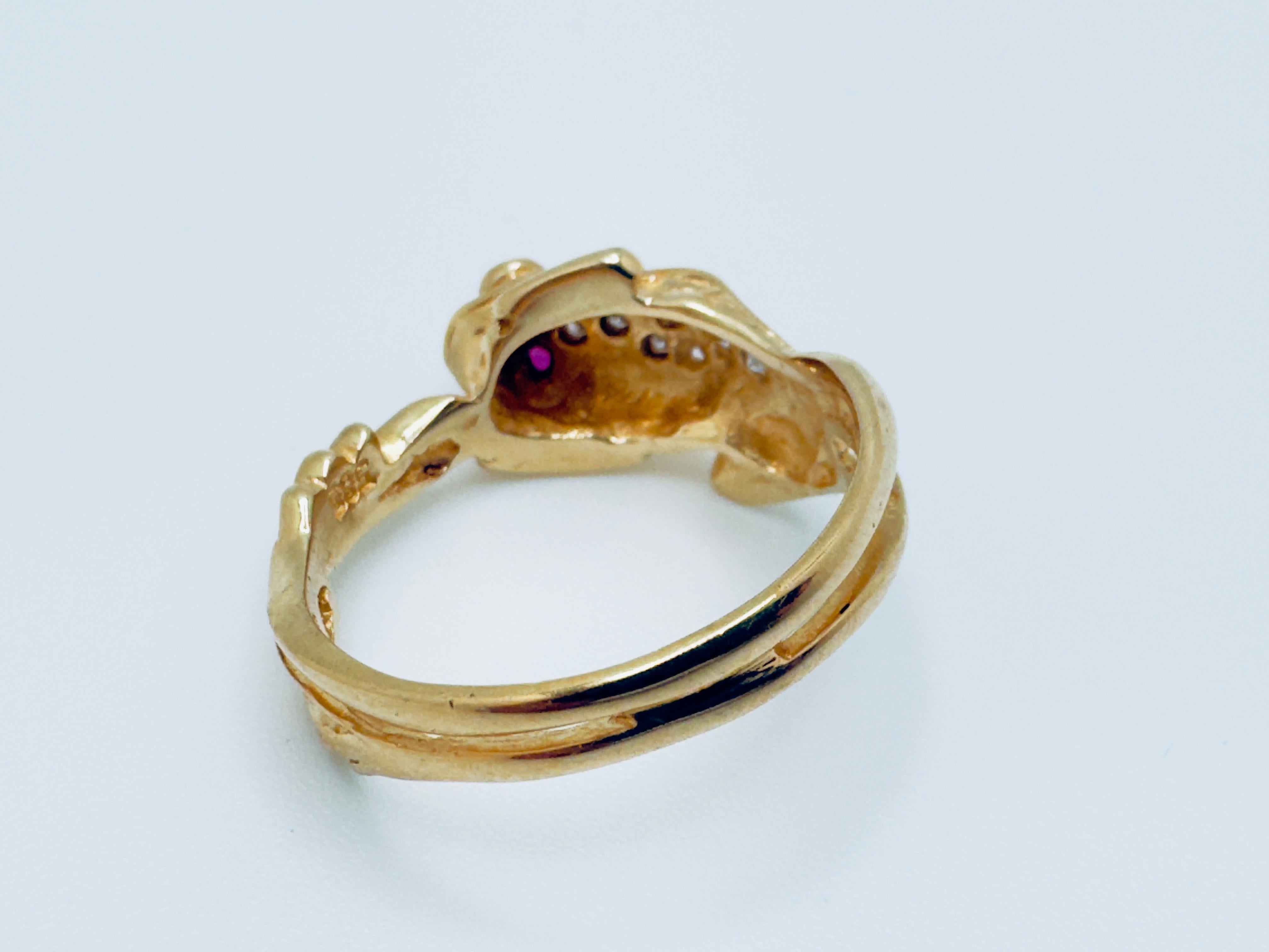 This whimsical ladies’ ring is crafted in 14 karat yellow gold and features a charming frog motif, combining playful design with fine craftsmanship. The frog is adorned with seven round brilliant-cut diamonds totaling approximately 0.10 carats, pavé