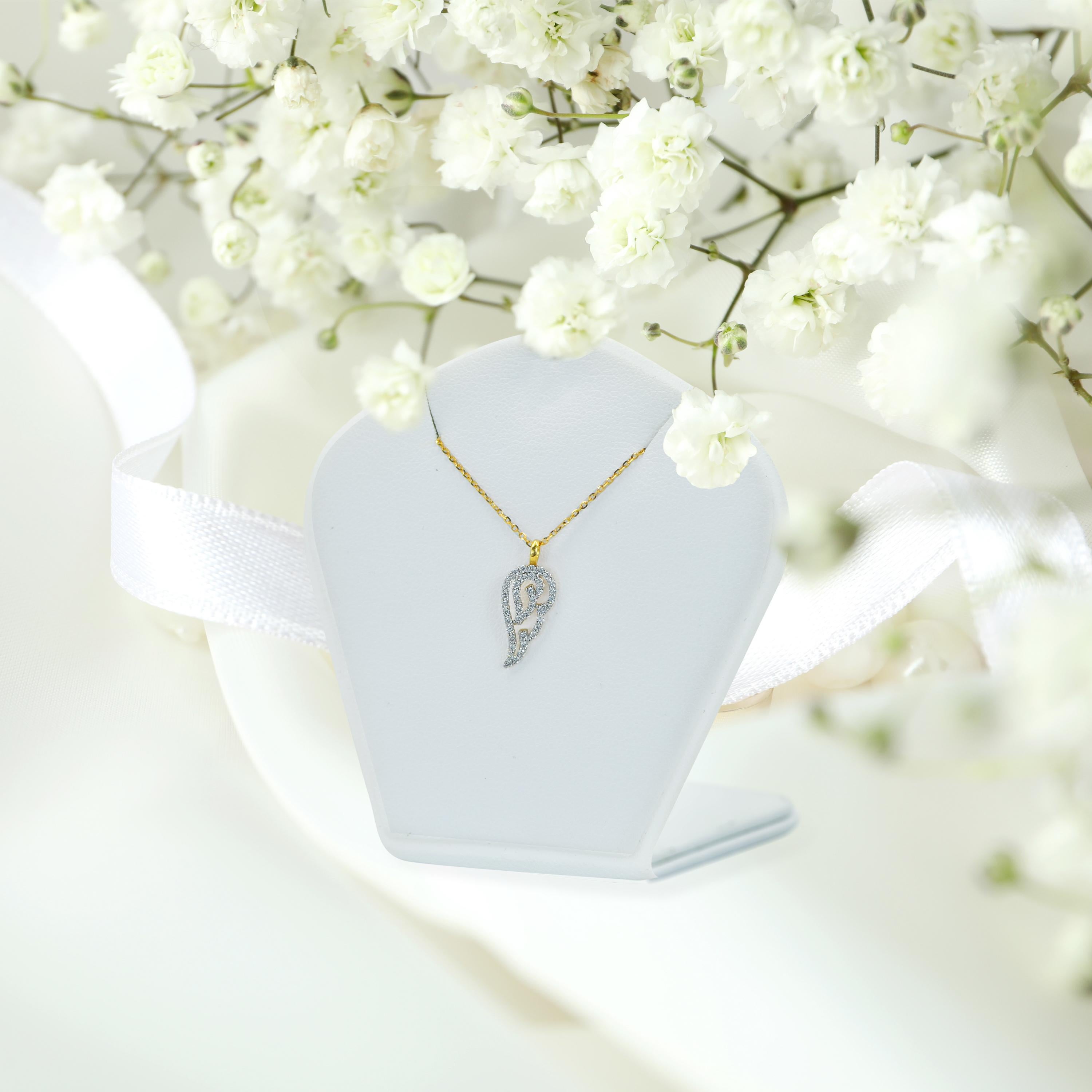 Collier en or 14K avec aile d'ange en diamant Pendentif de protection de l'ange en vente 1