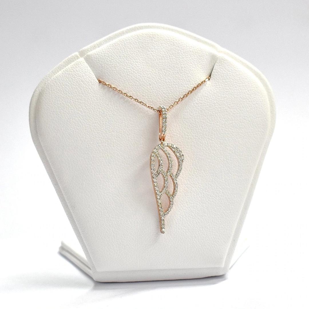 Collier pendentif breloque ange de protection en or 14 carats avec diamants en vente 1