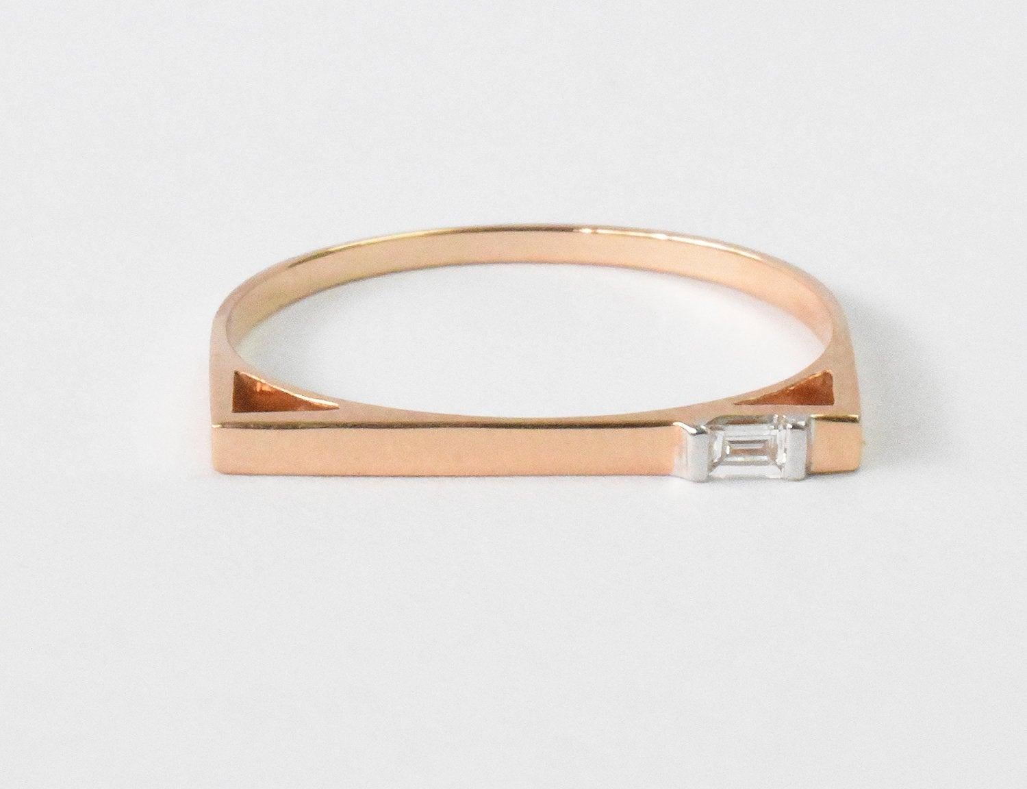 Im Angebot: 14k Gold Diamant Baguette-Diamant Minimalistischer Bar-Ring () 2