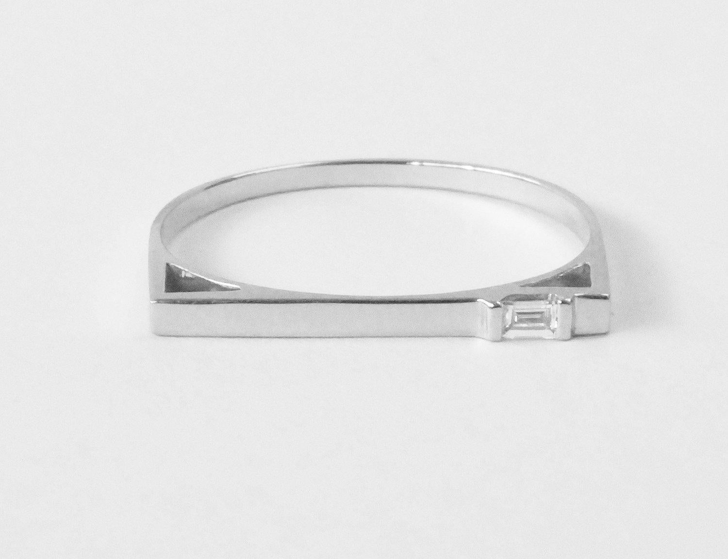 Im Angebot: 14k Gold Diamant Baguette-Diamant Minimalistischer Bar-Ring () 4
