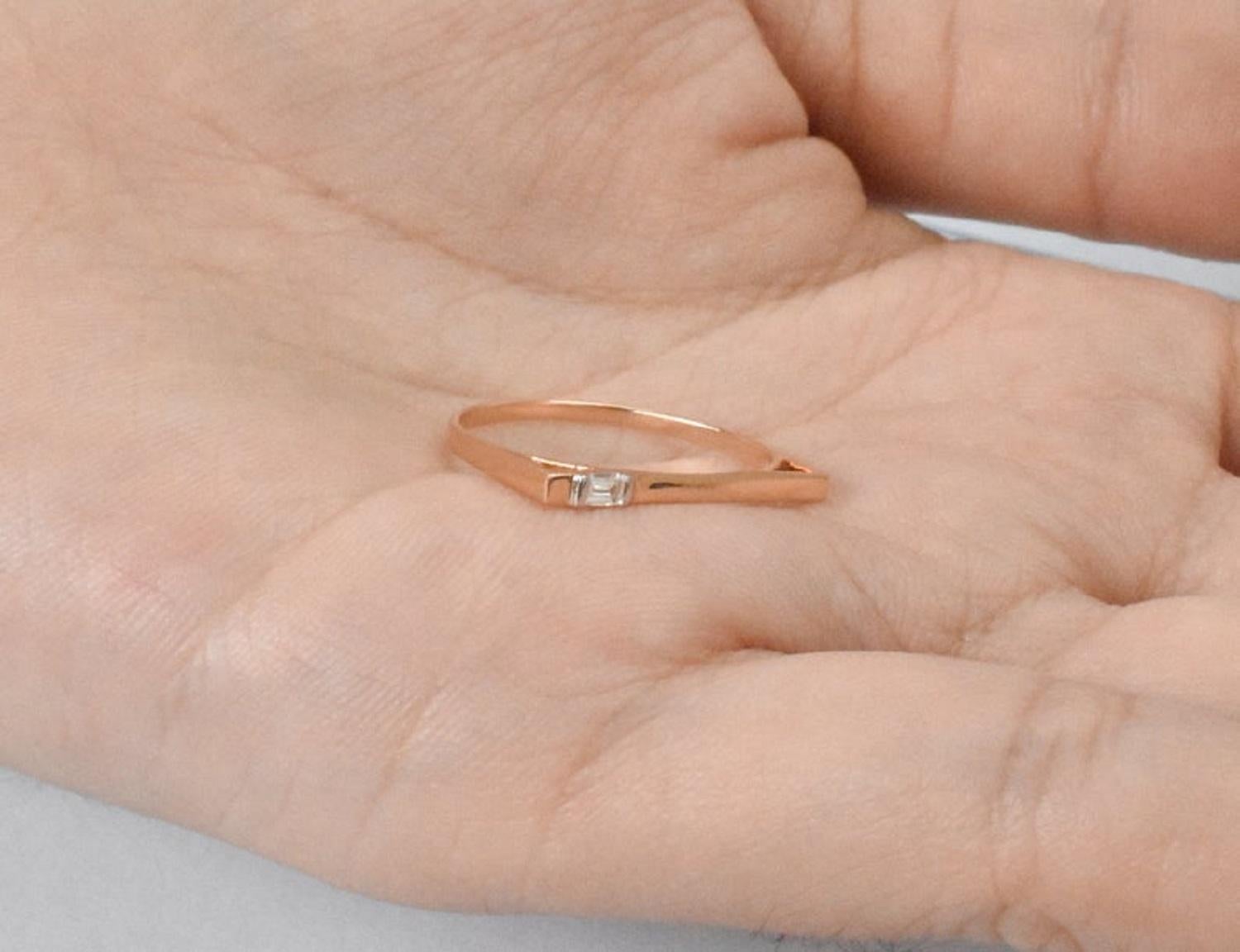 Im Angebot: 14k Gold Diamant Baguette-Diamant Minimalistischer Bar-Ring () 8