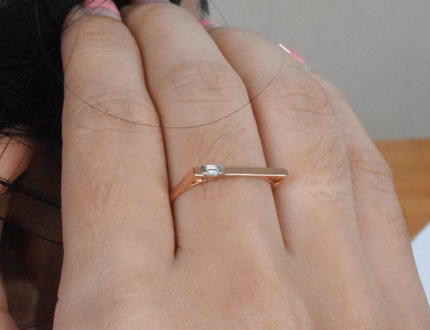 Im Angebot: 14k Gold Diamant Baguette-Diamant Minimalistischer Bar-Ring () 9