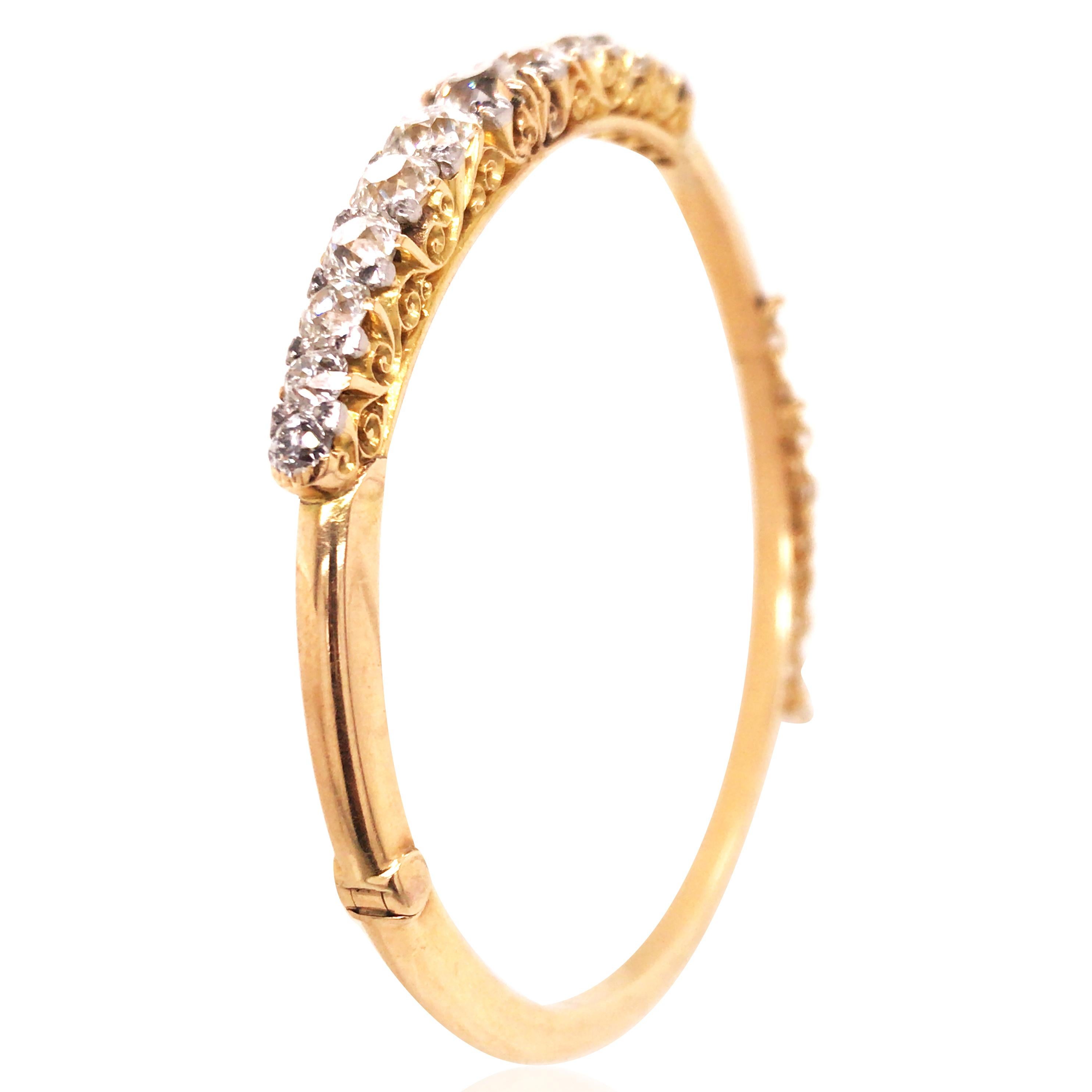Ce bracelet en diamants est fabriqué en or 18 carats. Il y a 13 diamants taille ronde pour un total d'environ 5,26ct.

Diamant : 5,26ct
Poids :  15,0 grammes
Mesure : 20,3 cm de périmètre