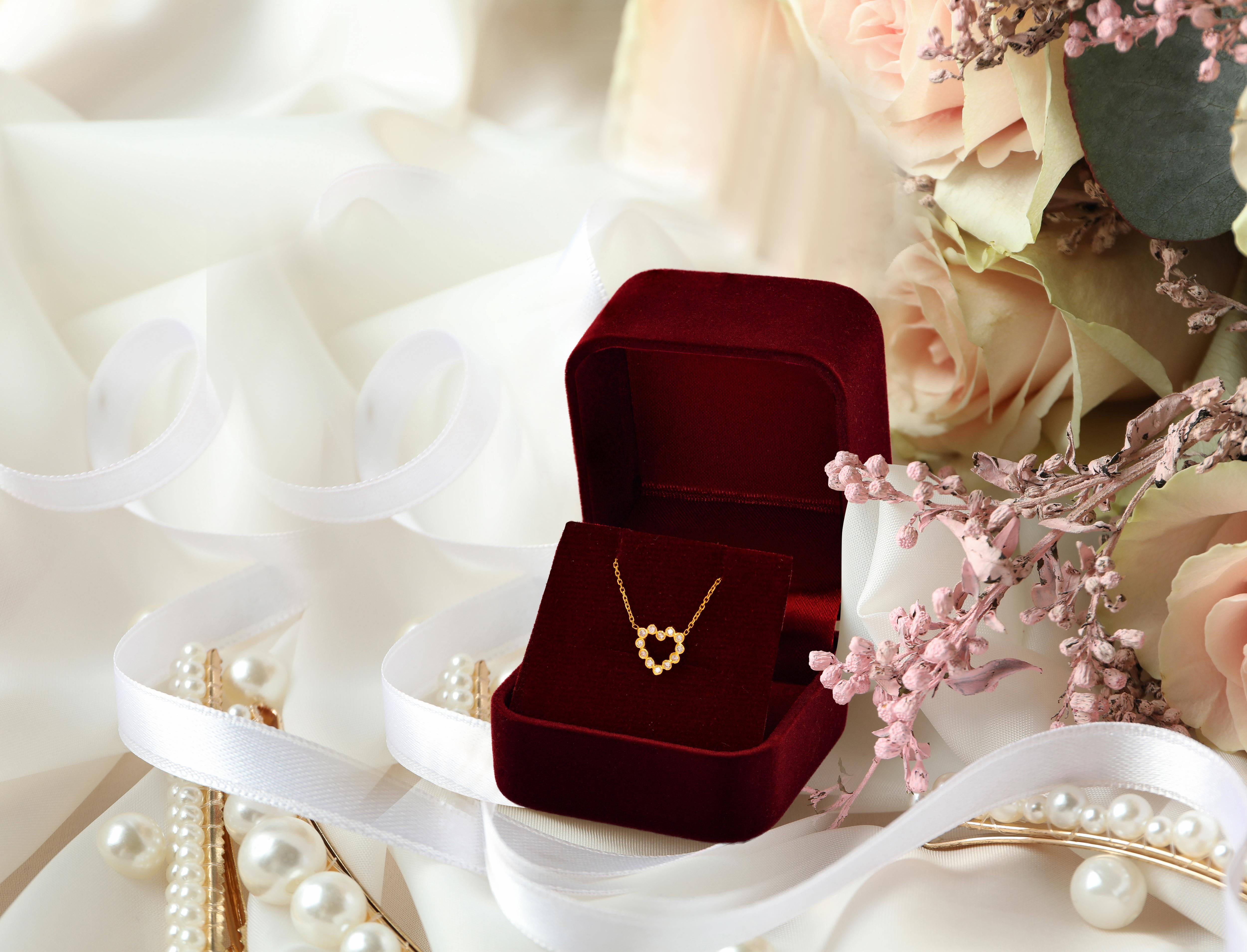 14k Gold Diamond Bezel Heart Necklace Valentine Jewelry For Sale 3