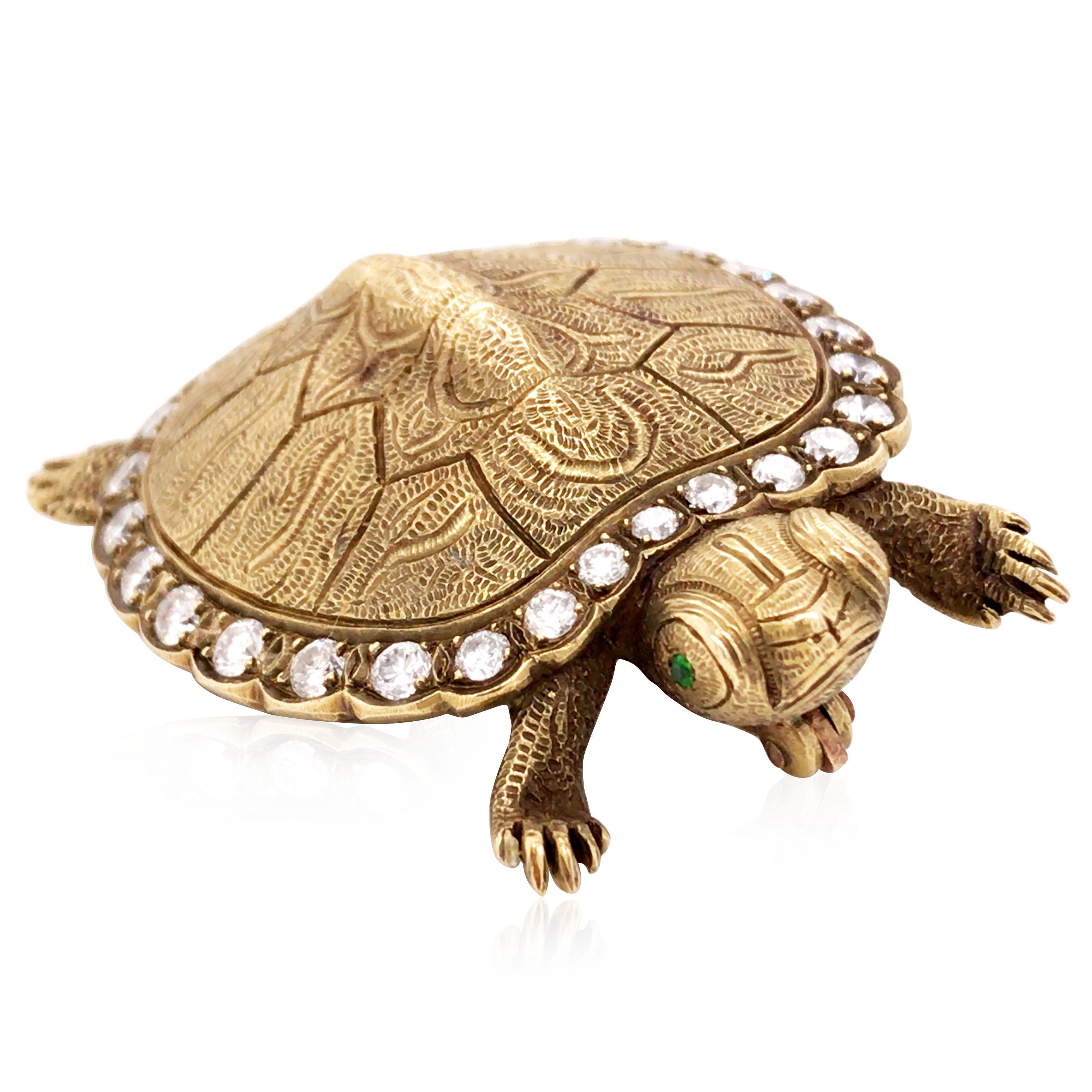 Taille ronde Broche tortue sculptée en or 14 carats avec diamants en vente