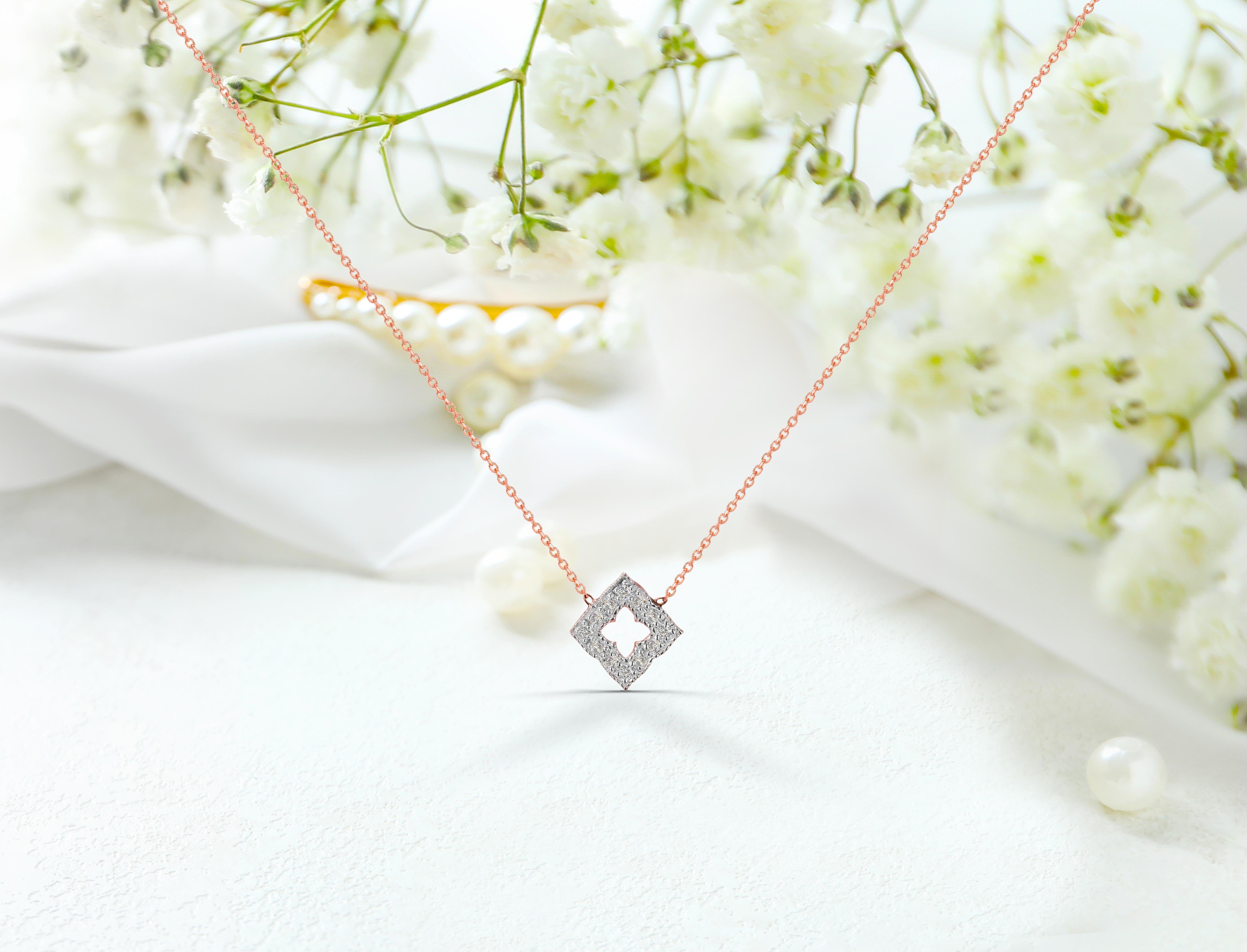 Collier pendentif breloque carré fleur trèfle en or 14 carats et diamants en vente 5