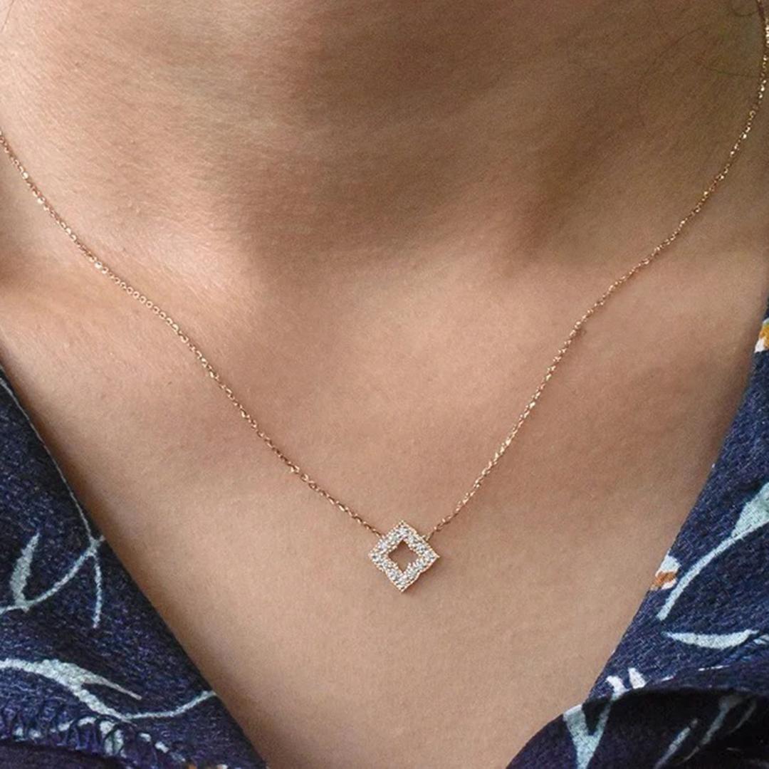 14k Gold Diamant-Charm-Anhänger-Halskette Quadratische Blume Kleeblatt-Charm-Halskette im Angebot 1