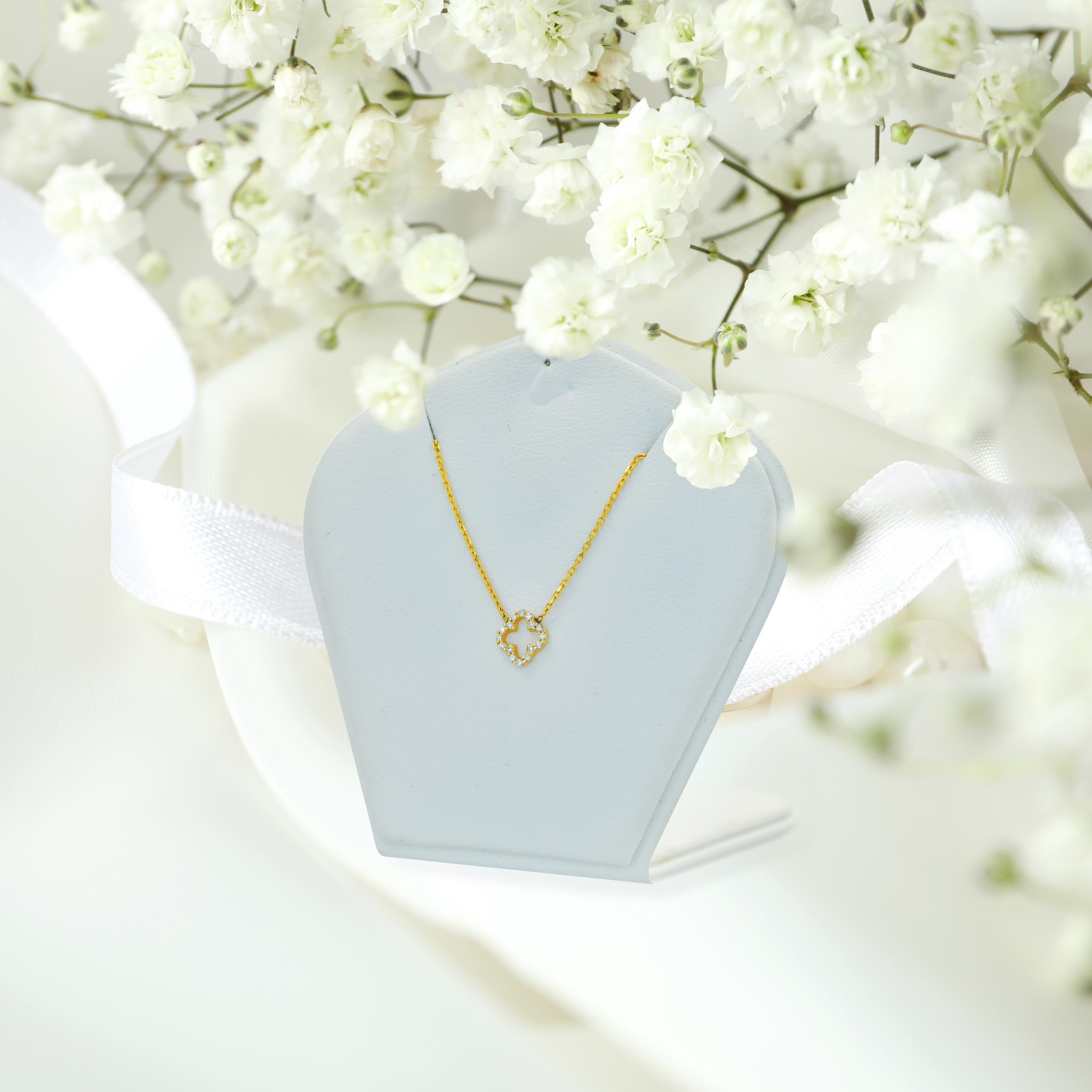 Round Cut 14k Gold Diamond Clover Necklace Minimalist Lucky Clover Necklace For Sale