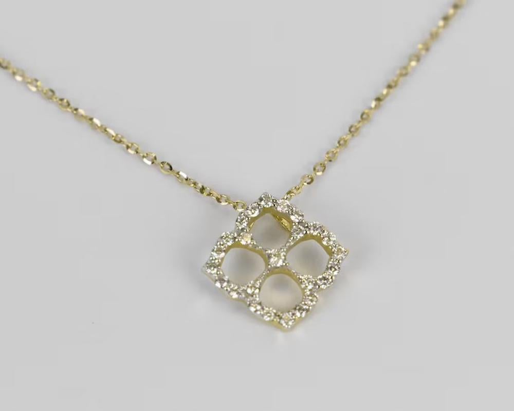 Le collier Trèfle à diamants est fabriqué en or massif 14k disponible en trois couleurs d'or, or blanc / or rose / or jaune.

Collier de trèfles minuscules mettant en valeur 25 diamants ronds brillants sertis par le maître sertisseur du studio