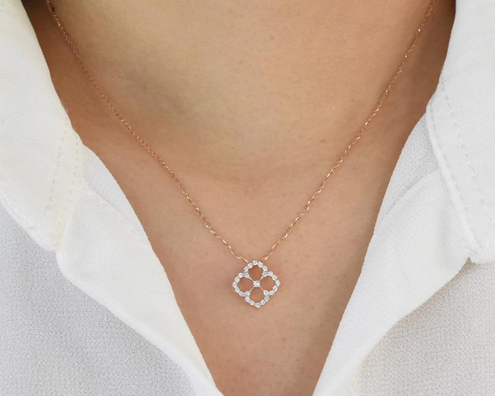 Collier simple et minimaliste trèfle en or 14 carats et diamants Neuf - En vente à Bangkok, TH