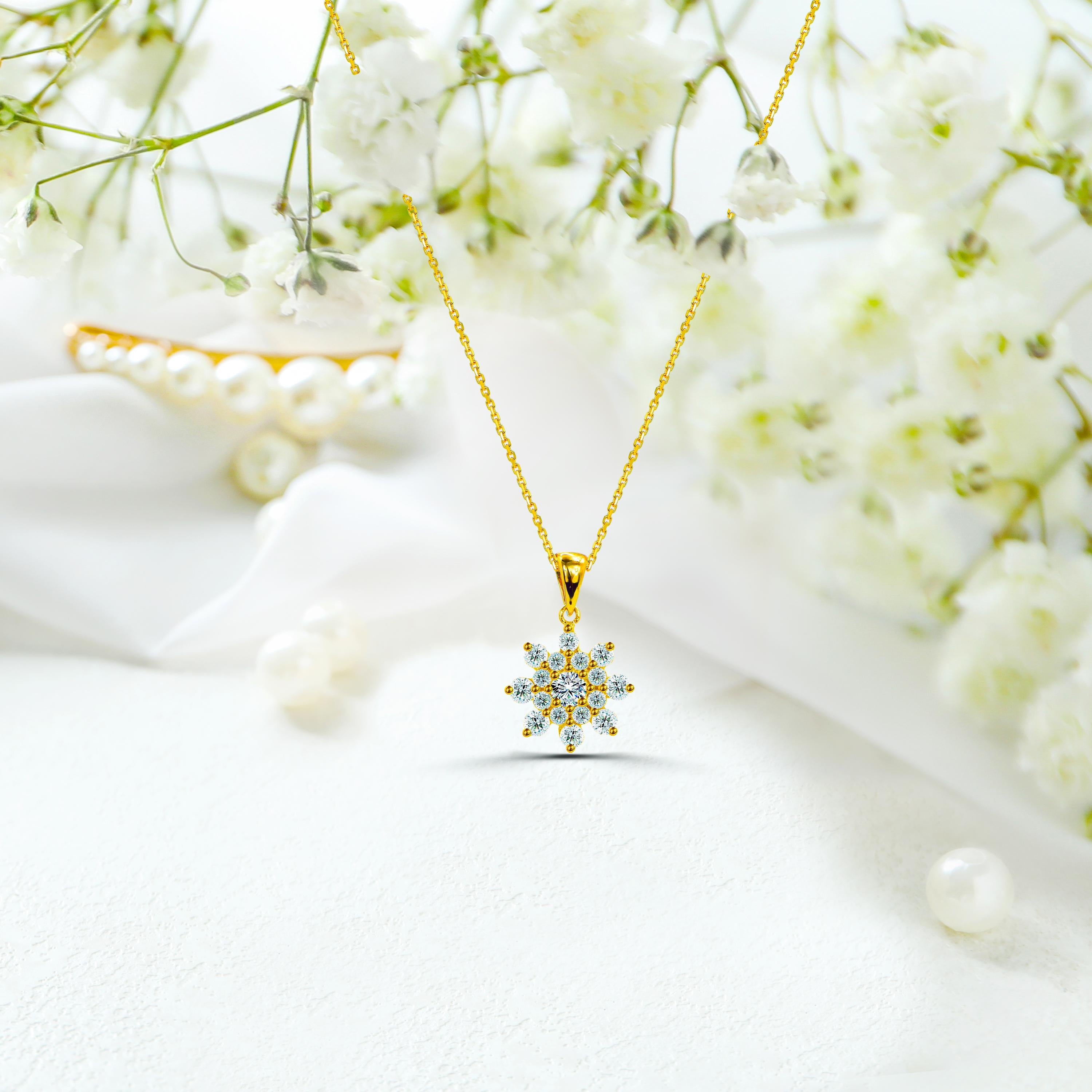 14k Gold Diamond Cluster Necklace Flower Cluster Necklace Minimalist Necklace In New Condition For Sale In Bangkok, TH